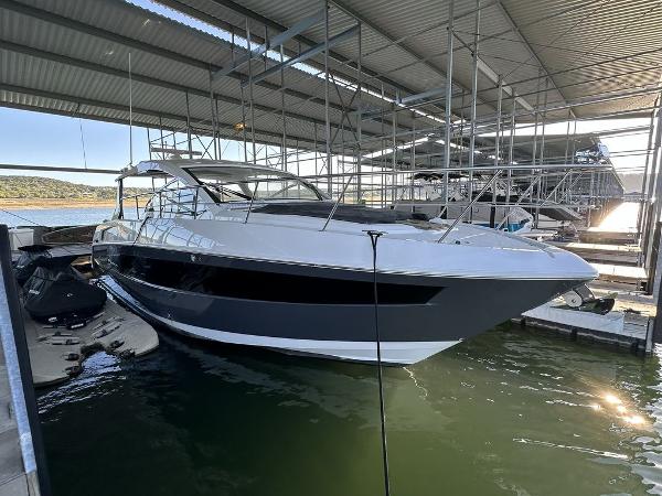 2021 Cruisers Yachts 39 Express Coupe