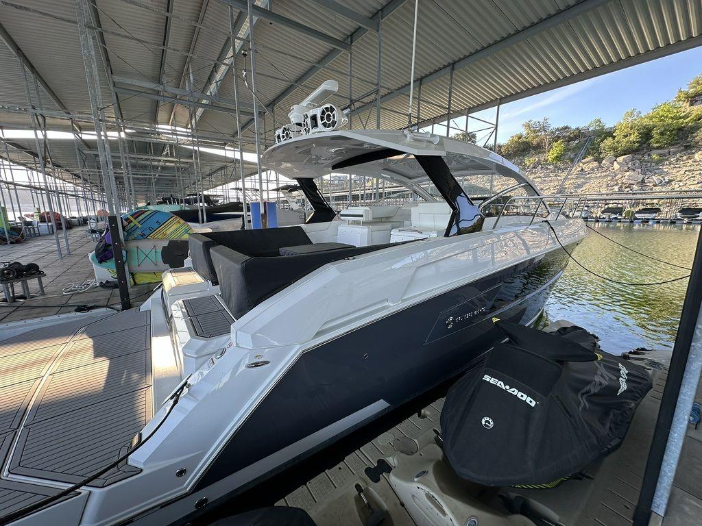 2021-cruisers-yachts-39-express-coupe-power-9330131-20250103084324373-1_XLARGE