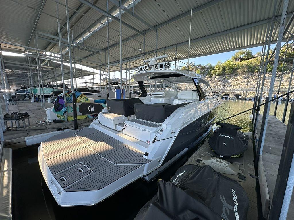 2021-cruisers-yachts-39-express-coupe-power-9330131-20250103084326377-1_XLARGE