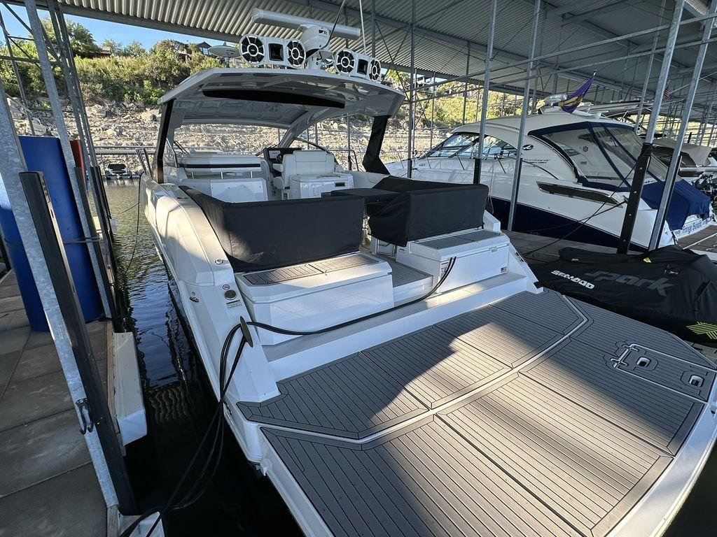 2021-cruisers-yachts-39-express-coupe-power-9330131-20250103084328371-1_XLARGE