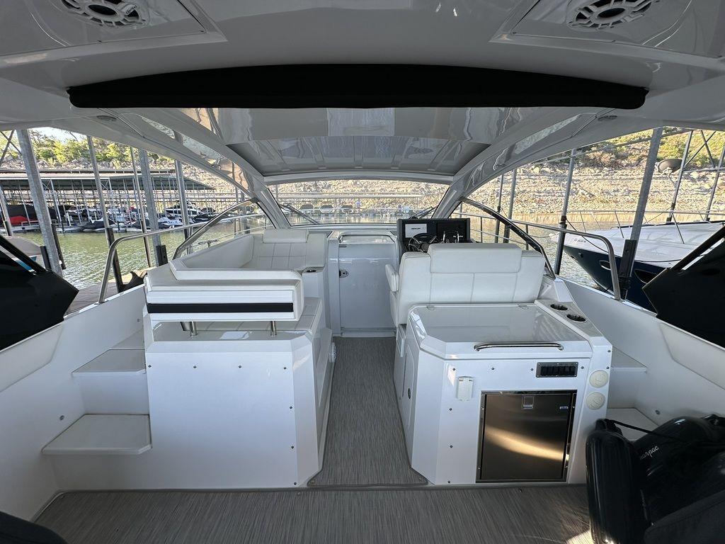2021-cruisers-yachts-39-express-coupe-power-9330131-20250103084339547-1_XLARGE