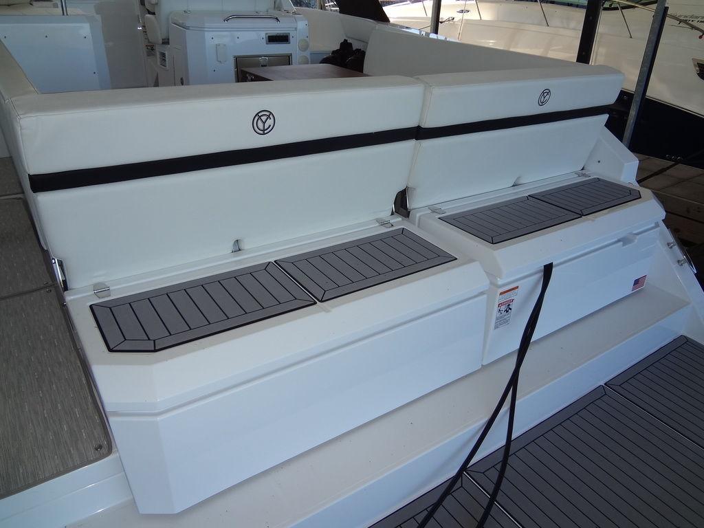 2021-cruisers-yachts-39-express-coupe-power-9330131-20250103084355446-1_XLARGE
