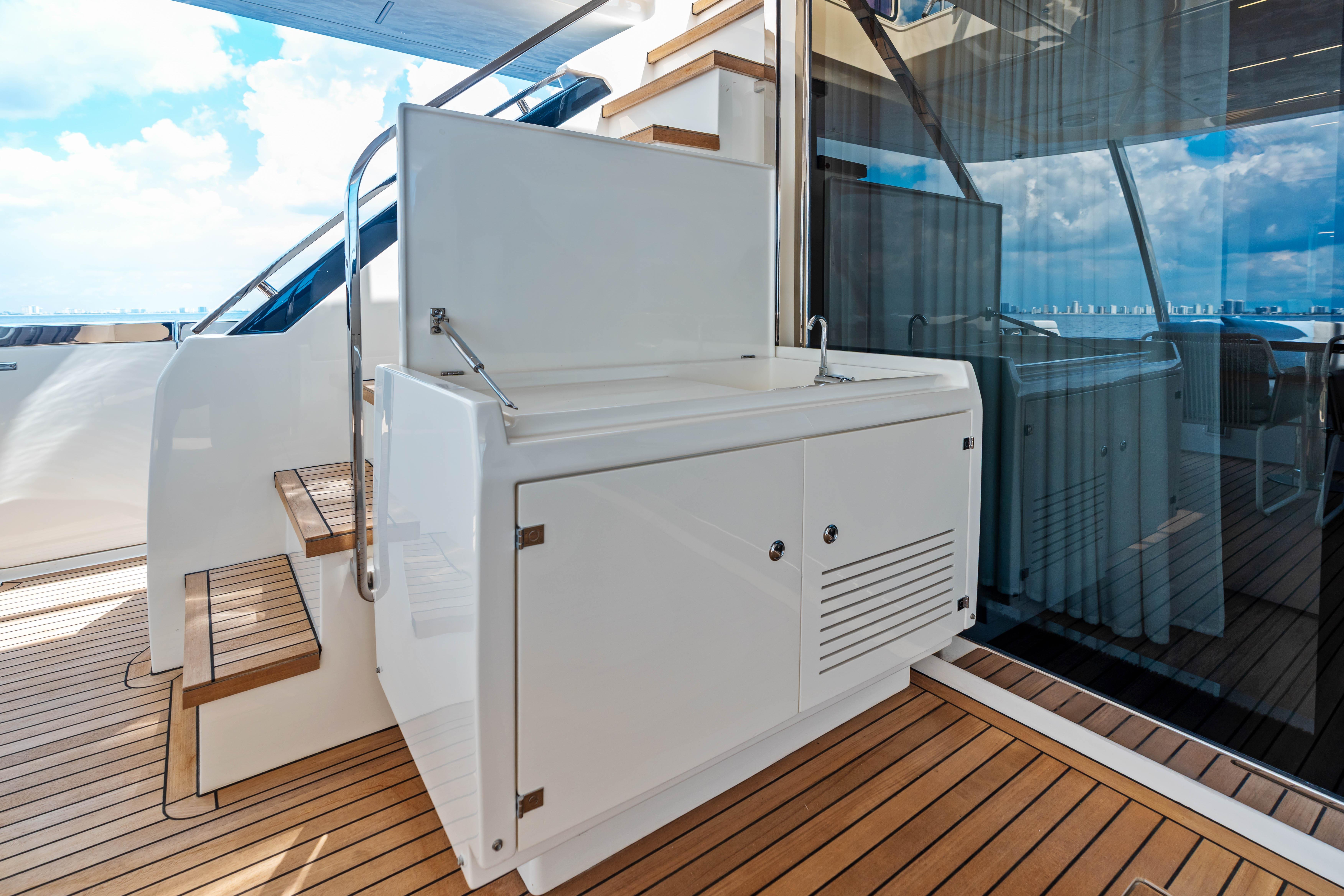 2021 Ferretti Yachts 92 