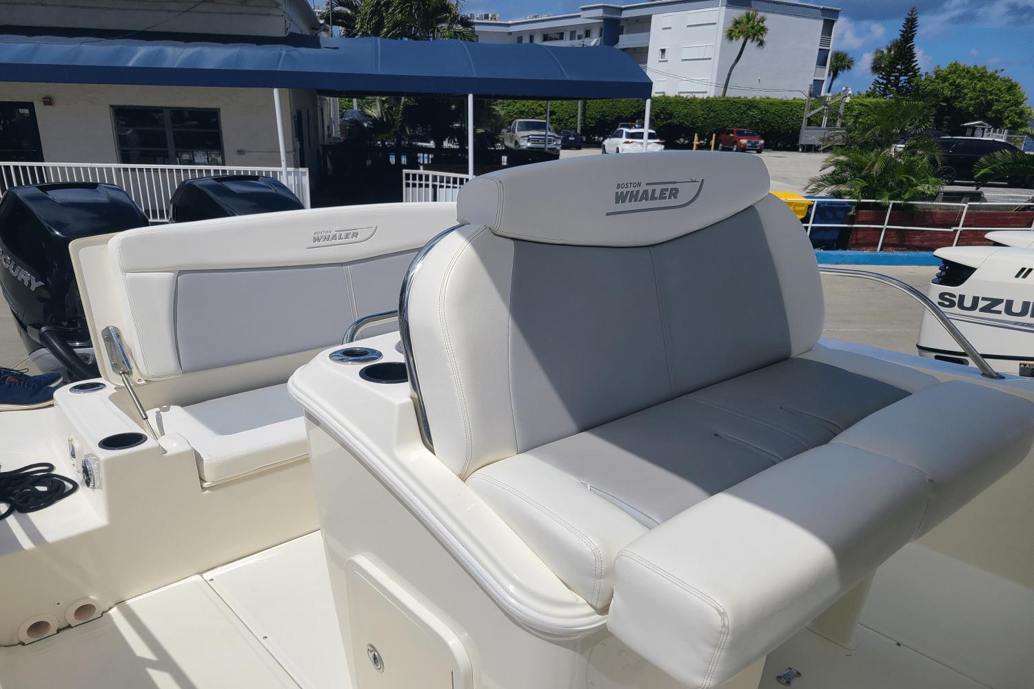 2015 Boston Whaler 270 Dauntless