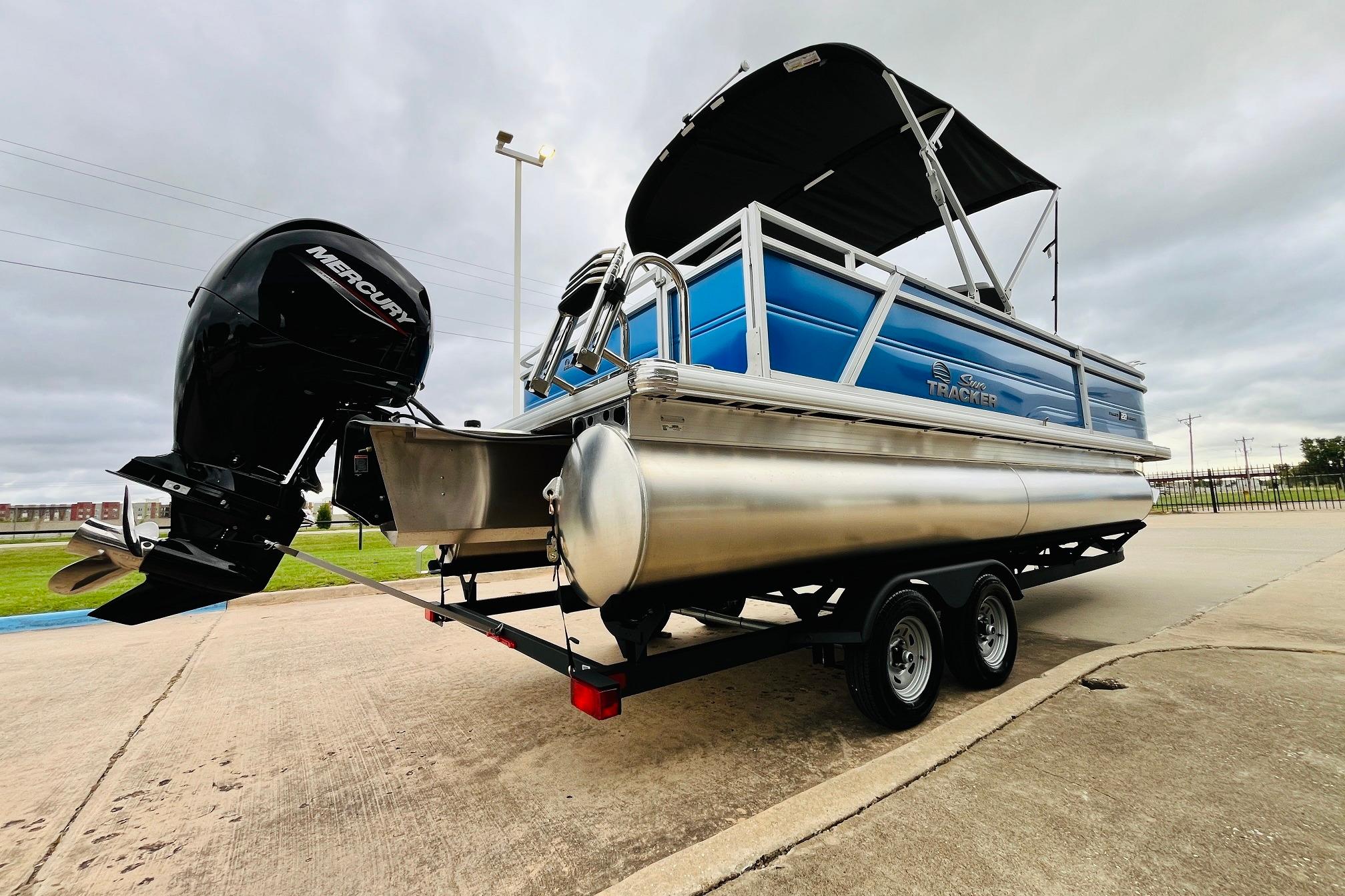 2026 Sun Tracker Party Barge 22 RF DLX