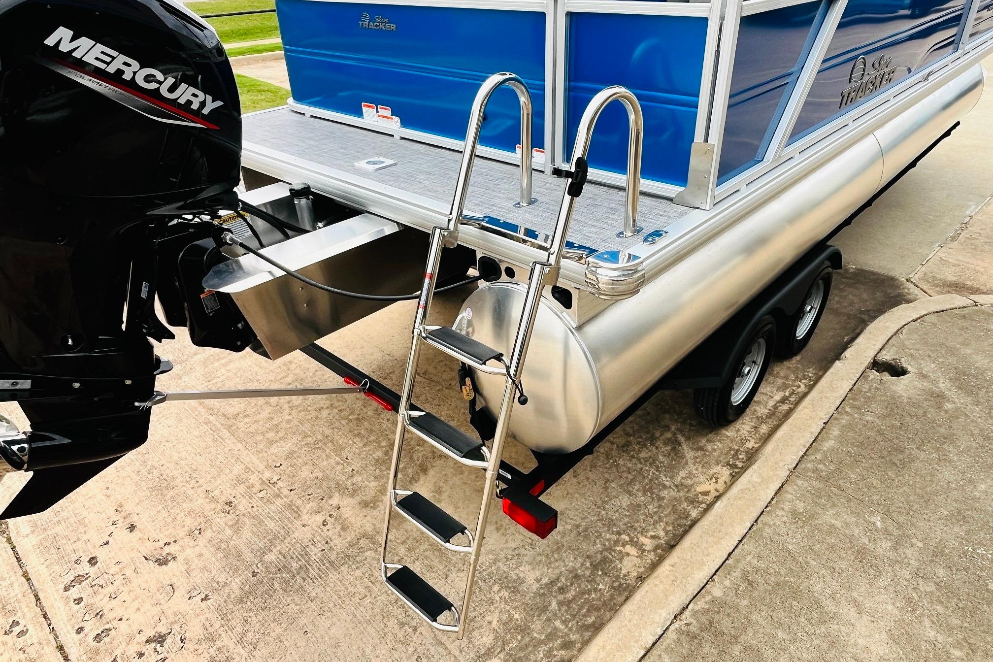 2026 Sun Tracker Party Barge 22 RF DLX