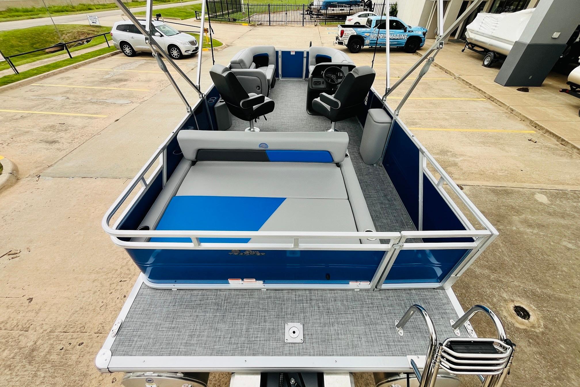 2026 Sun Tracker Party Barge 22 RF DLX