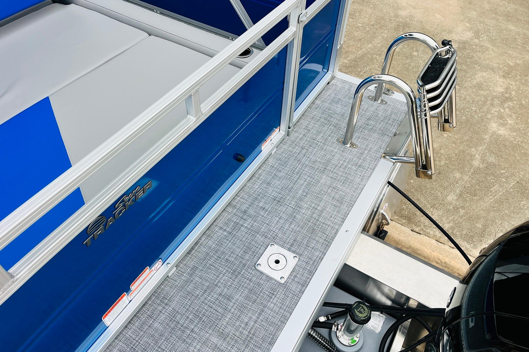 2026 Sun Tracker Party Barge 22 RF DLX