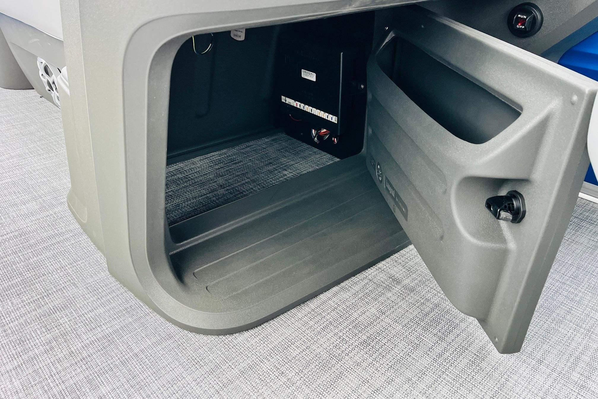 2026 Sun Tracker Party Barge 22 RF DLX