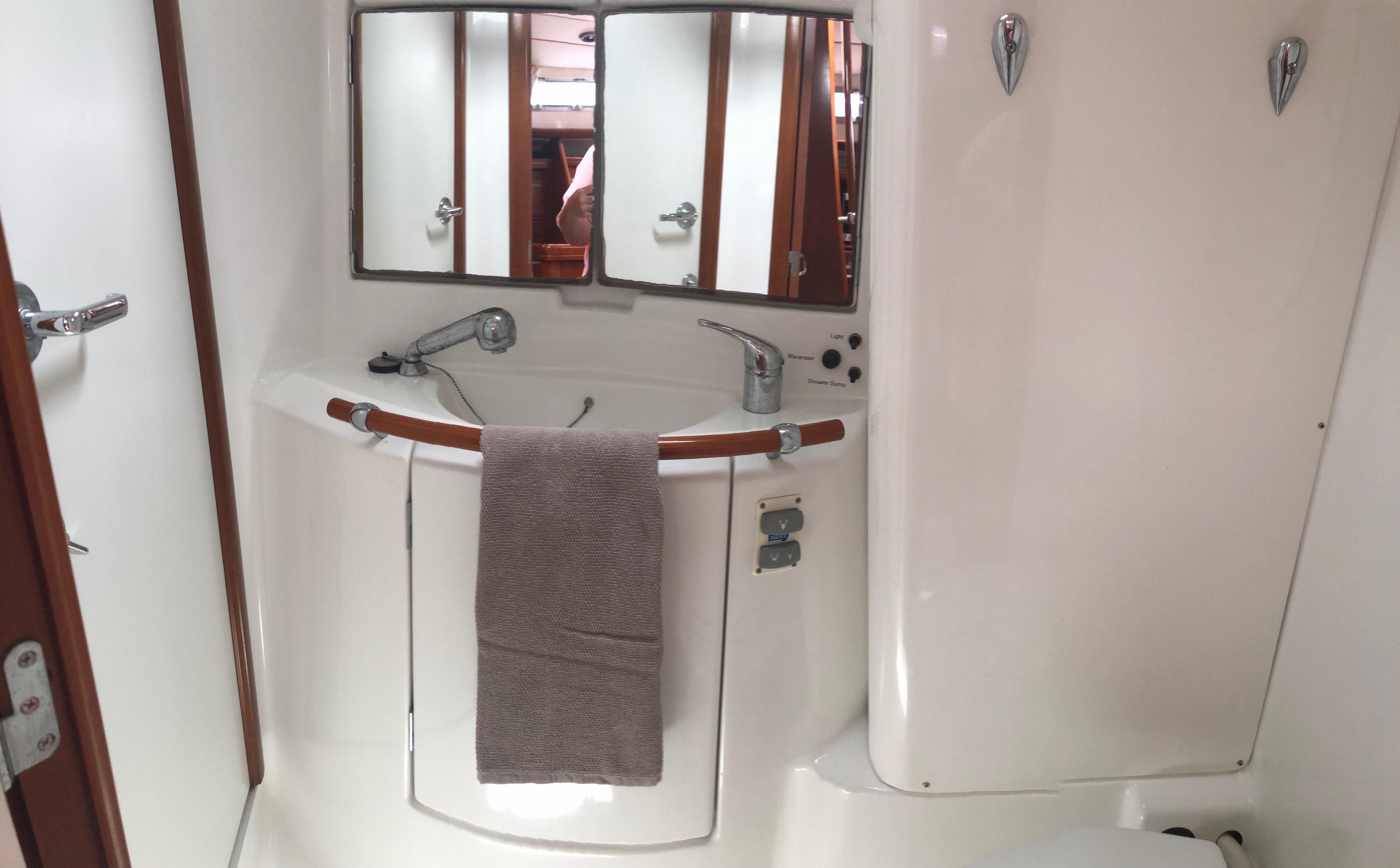Image [9] of 2005 Beneteau 423