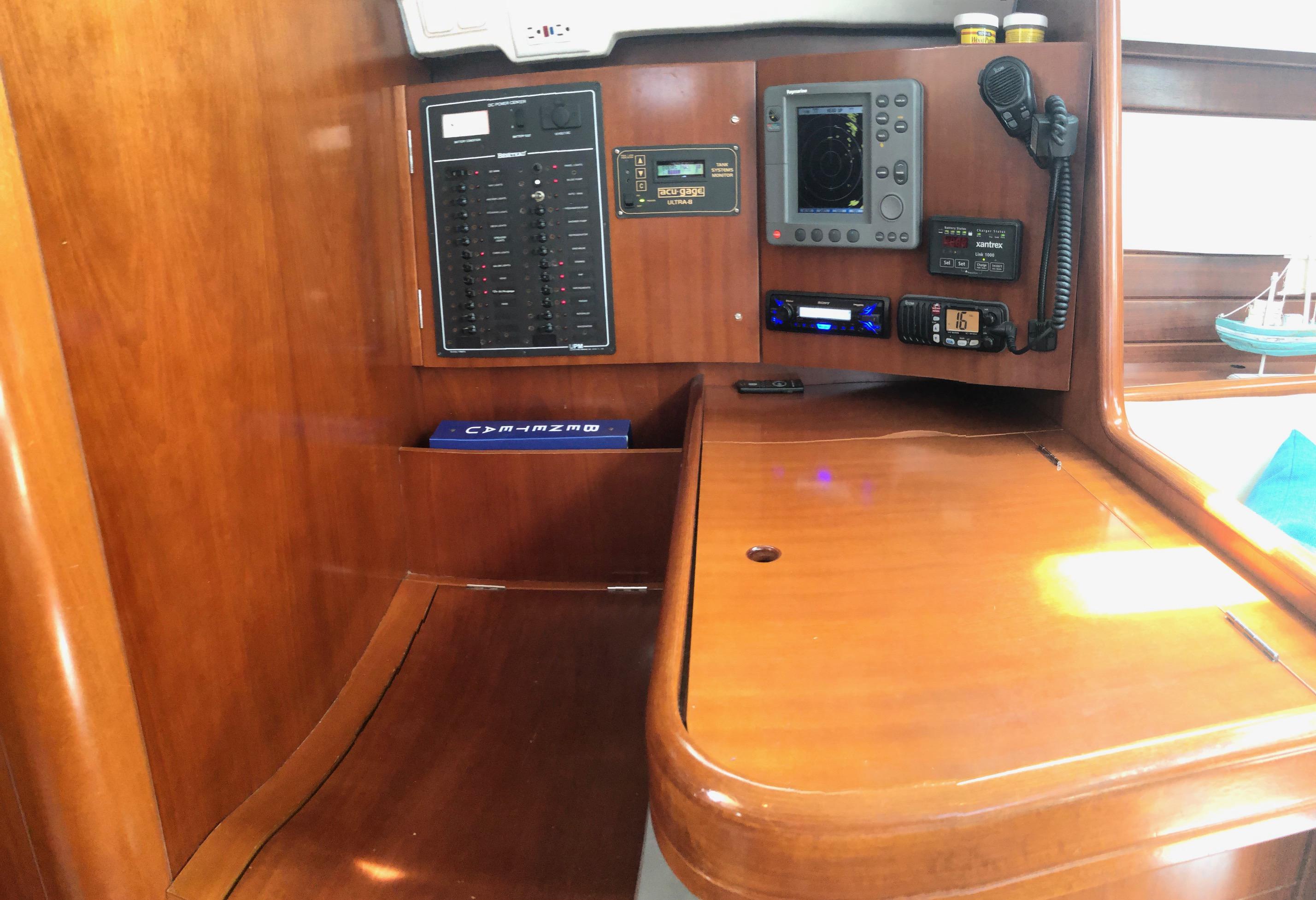 Image [10] of 2005 Beneteau 423