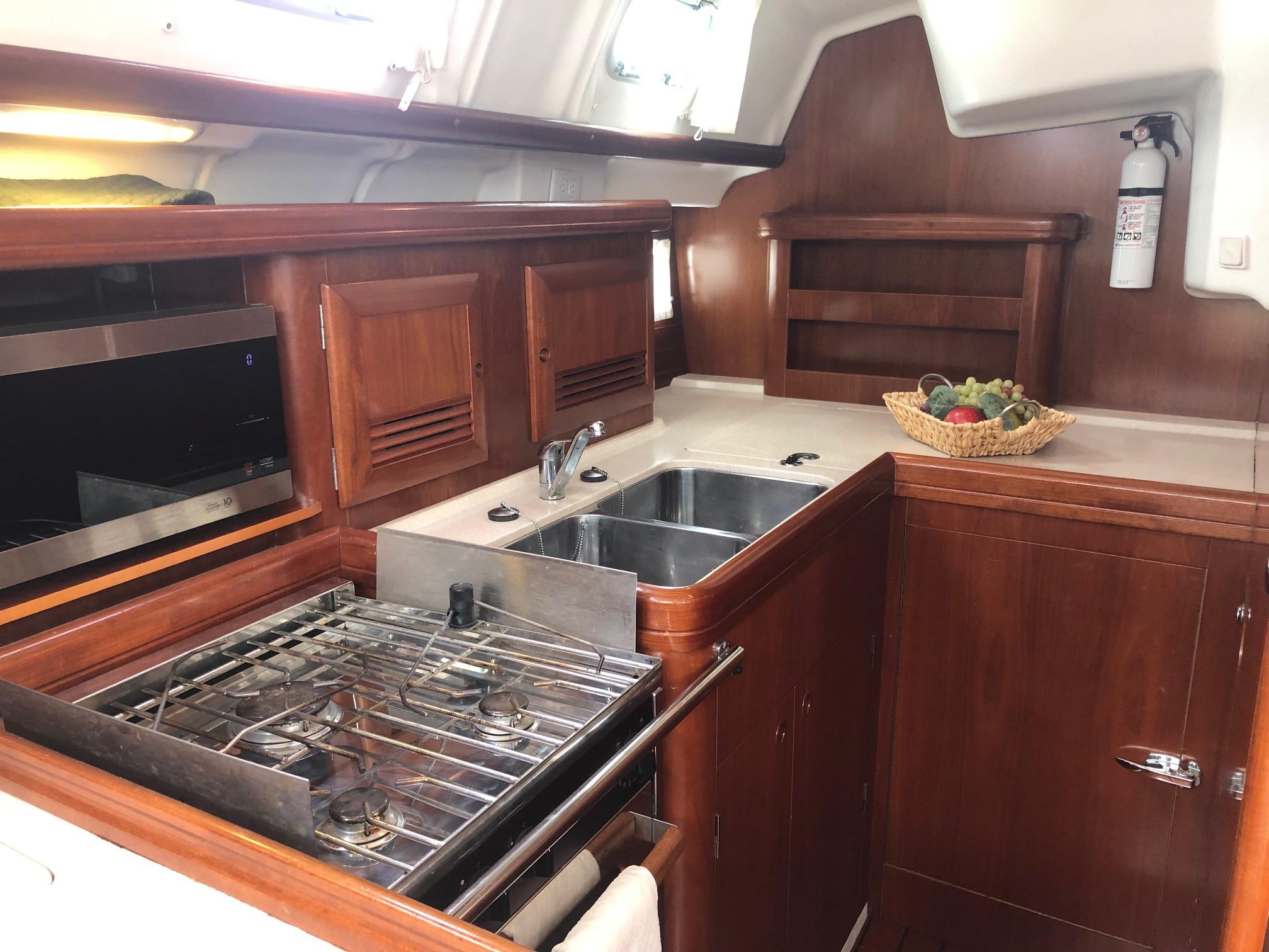 Image [11] of 2005 Beneteau 423