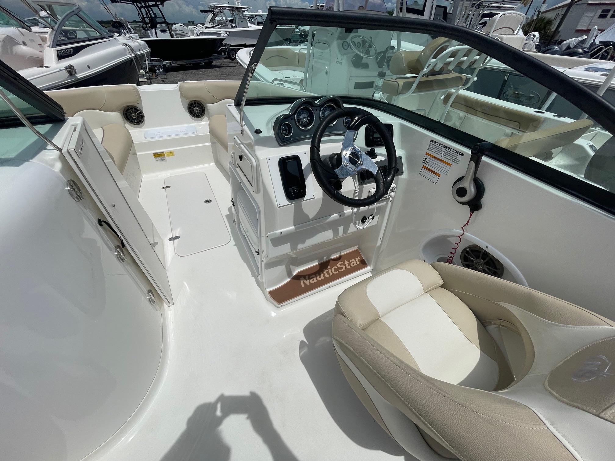 2018 NauticStar 223DC Sport Deck-6
