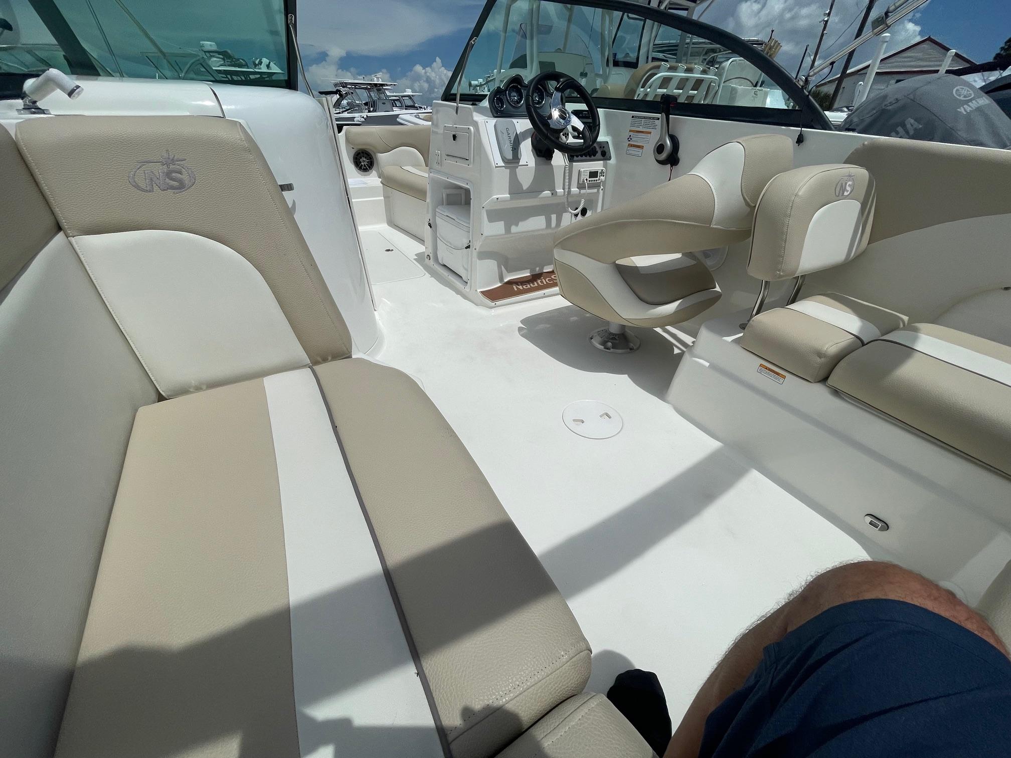 2018 NauticStar 223DC Sport Deck-9