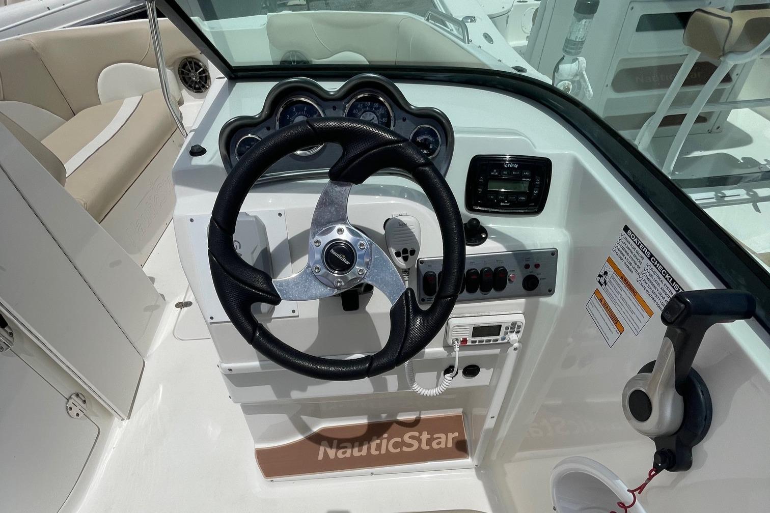 2018 NauticStar 223DC Sport Deck-10