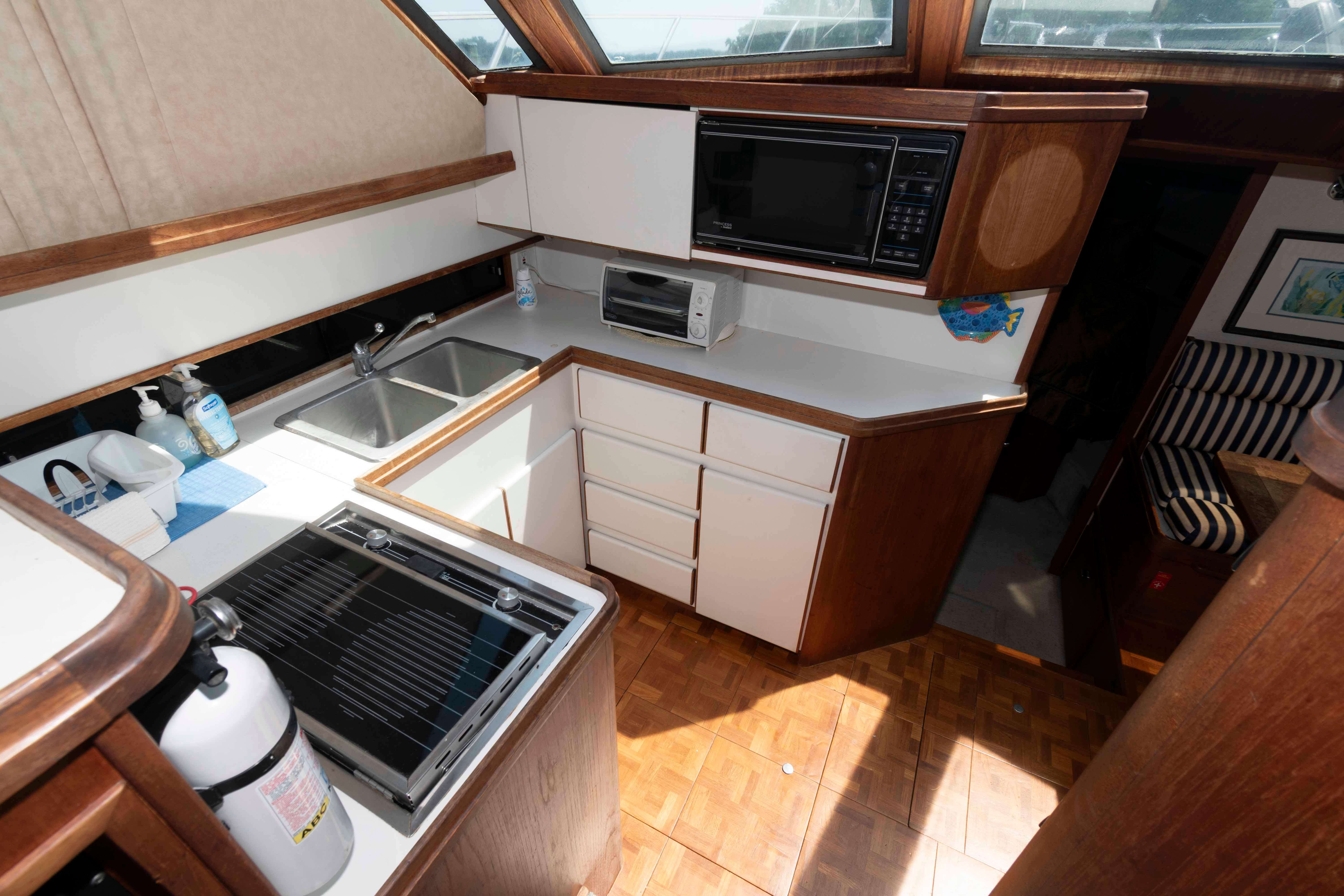 M 10116 SF Knot 10 Yacht Sales