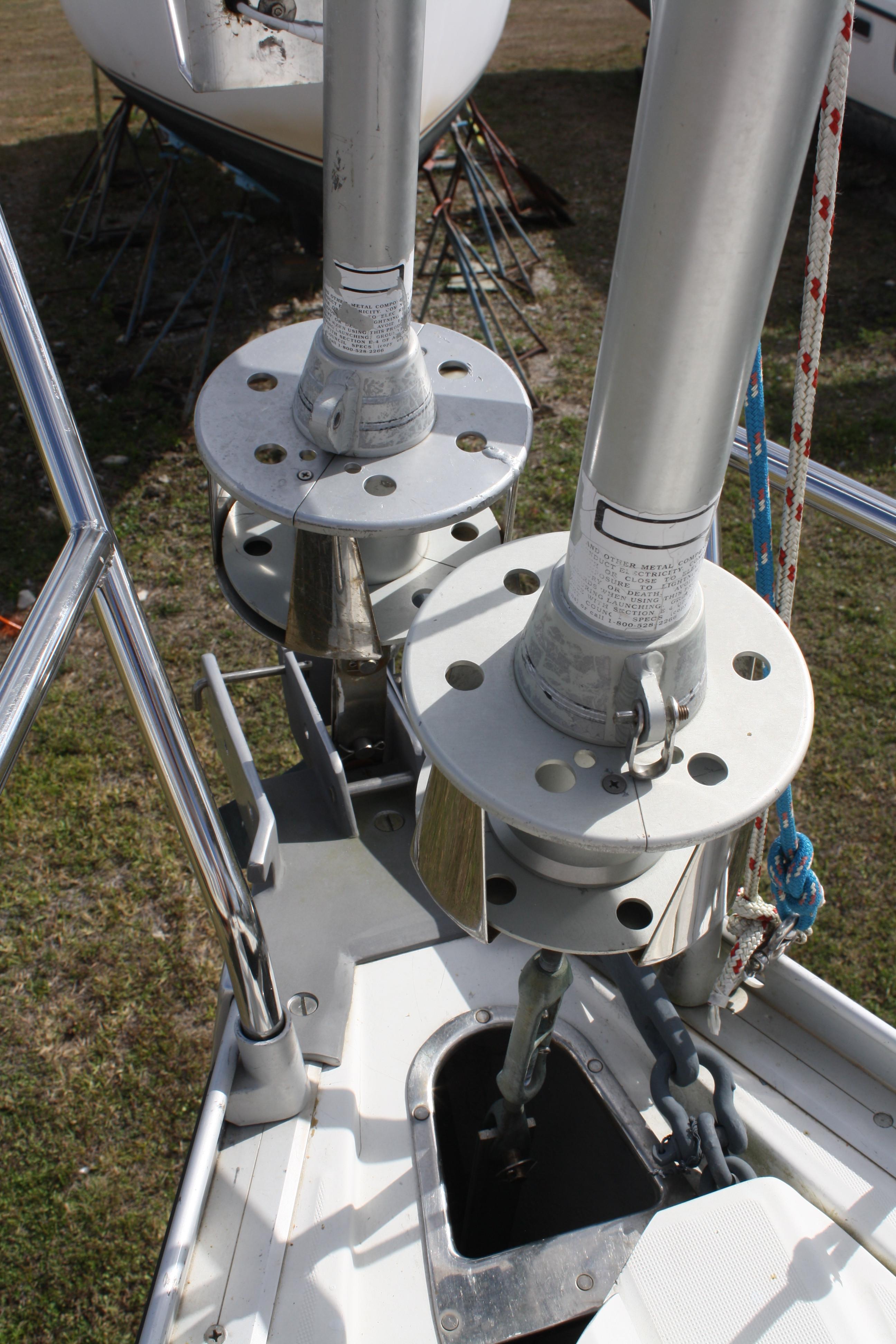 The Solent rig, or double headsail rig is of great convenience when a sail change is critical. With a Light air sail on the forward foil and heavier air sail on the inner foil, balance can be achieved in a wide range of conditions.