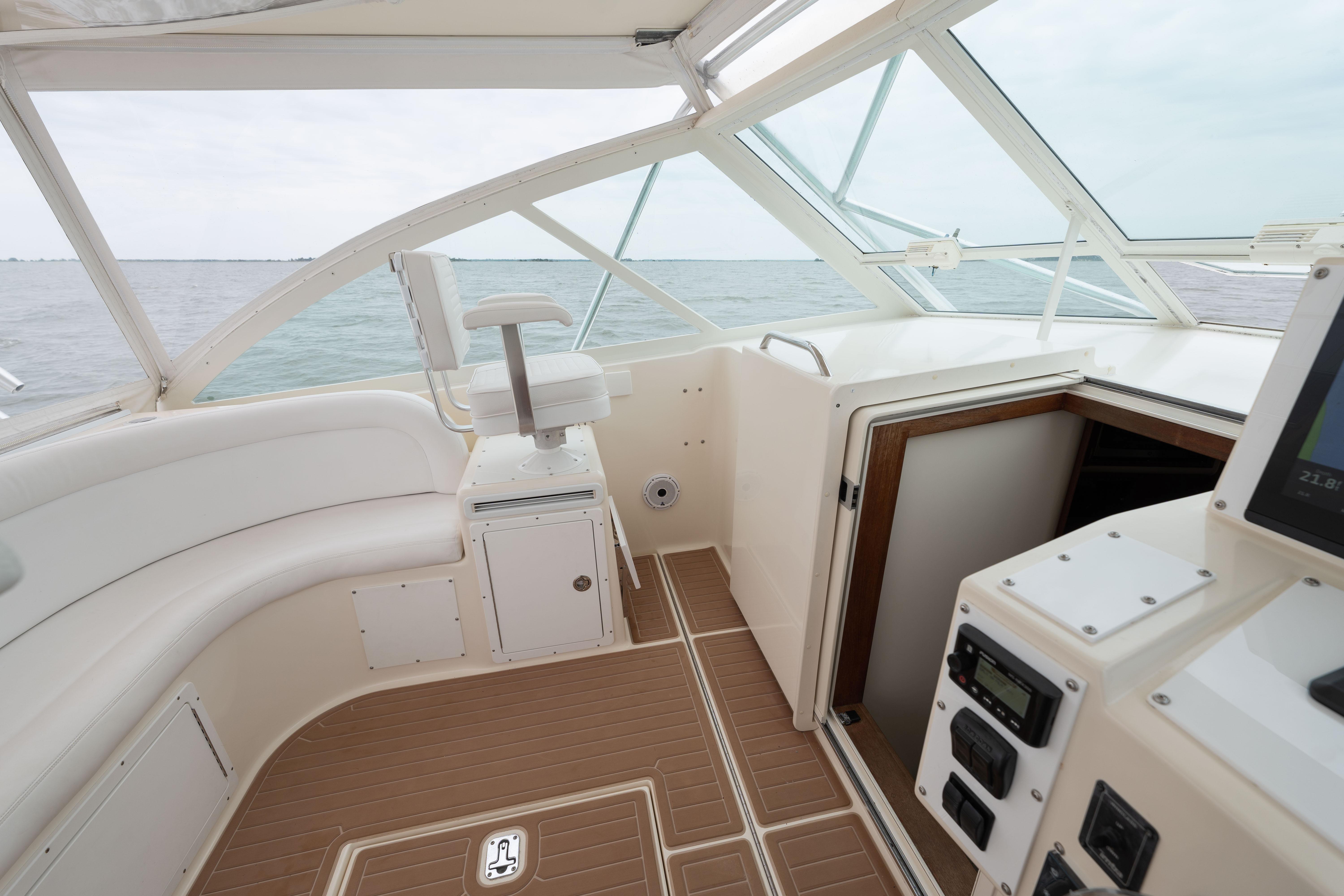 Carolina Classic 35 Double Eagle III - Exterior Helm