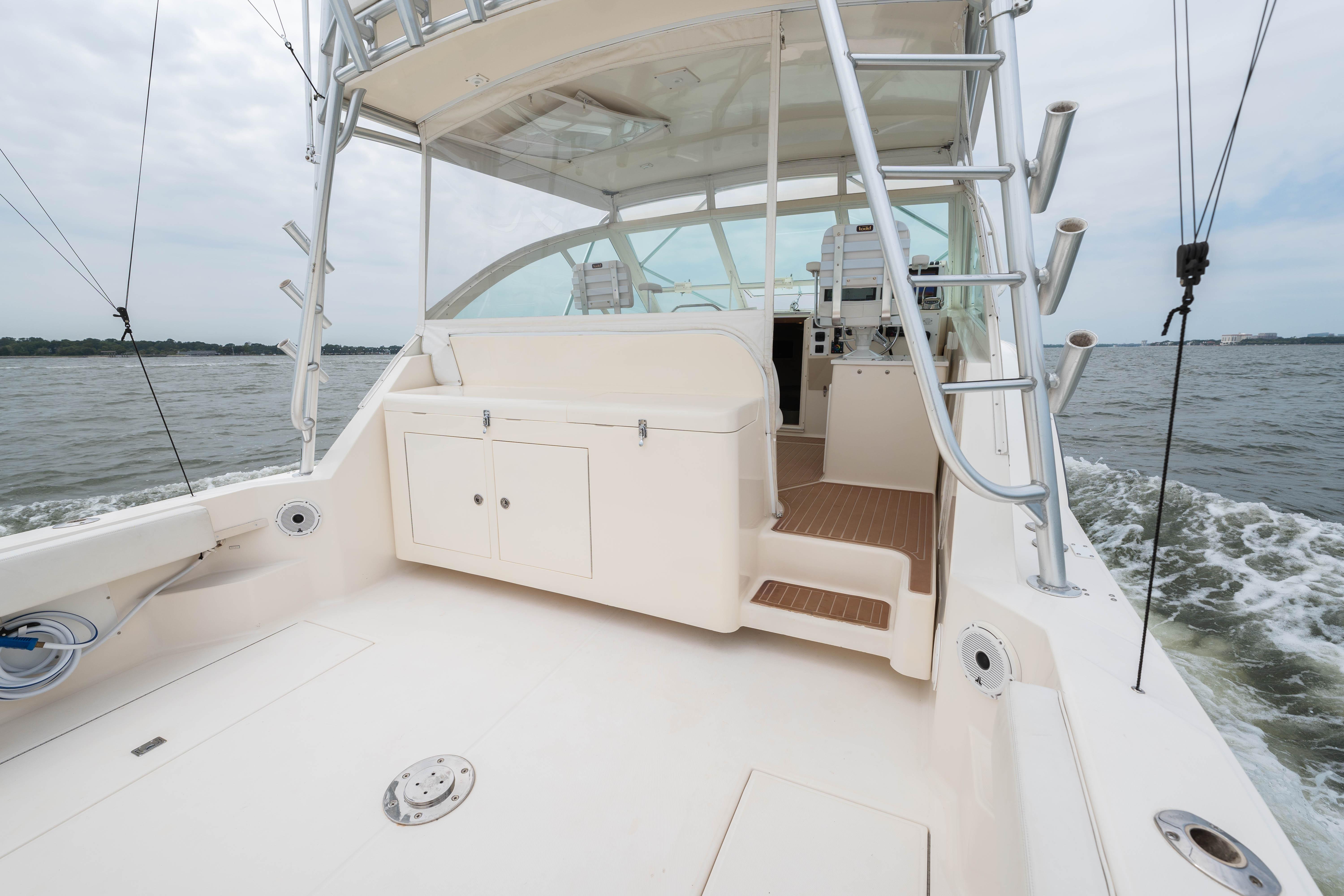 Carolina Classic 35 Double Eagle III - Exterior Cockpit