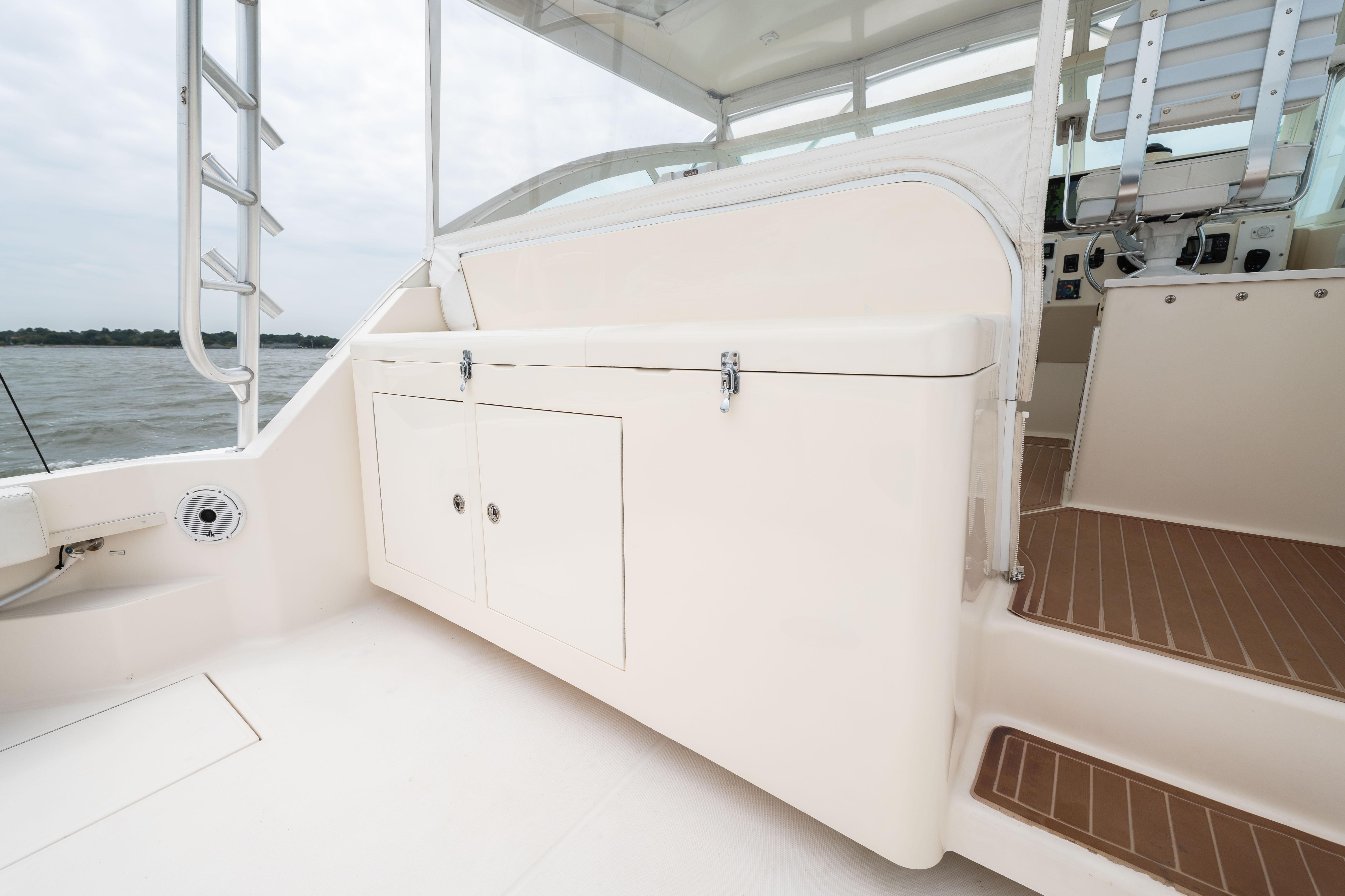Carolina Classic 35 Double Eagle III - Exterior Cockpit