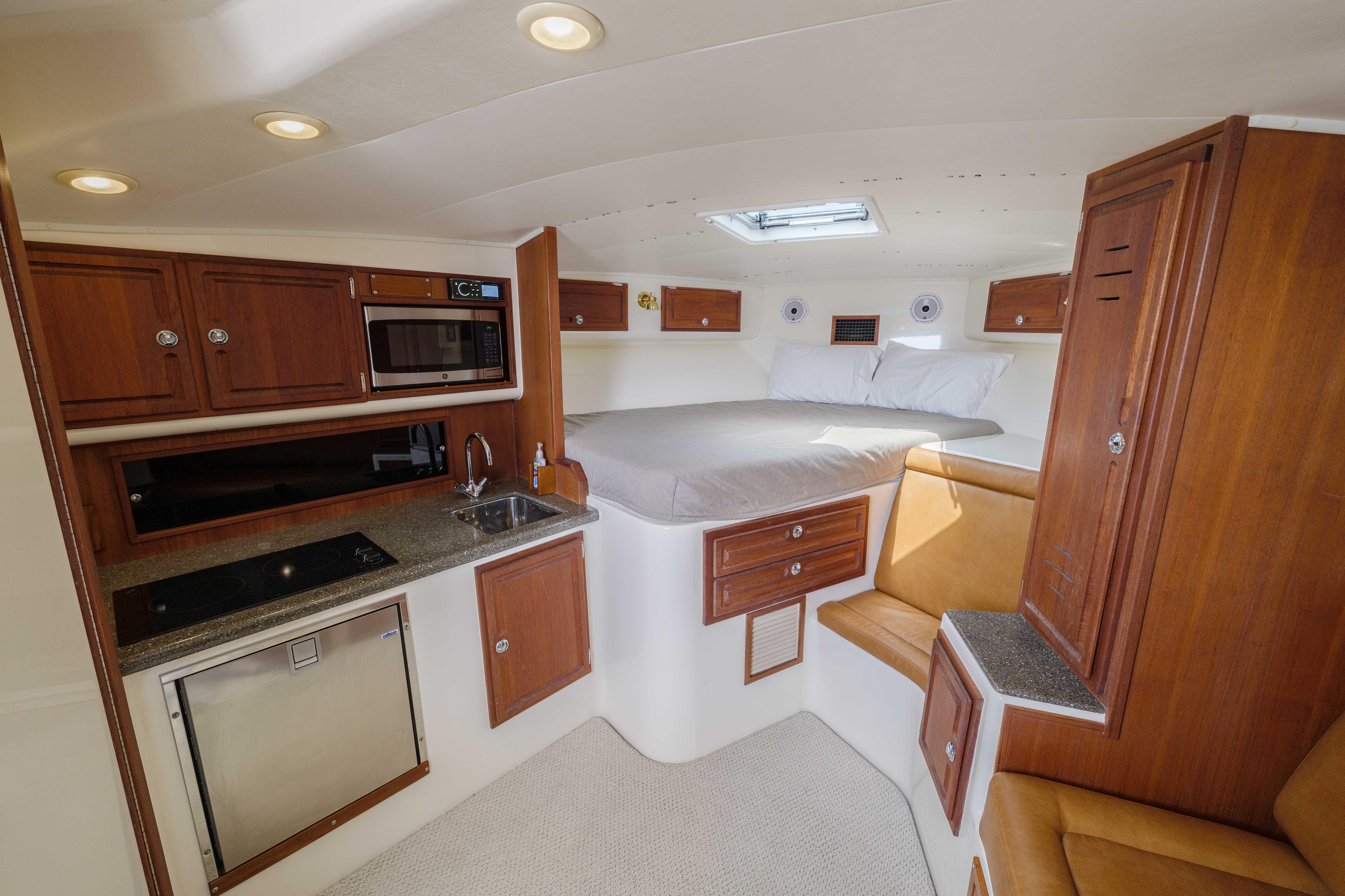 Carolina Classic 35 Double Eagle III - Interior Cabin