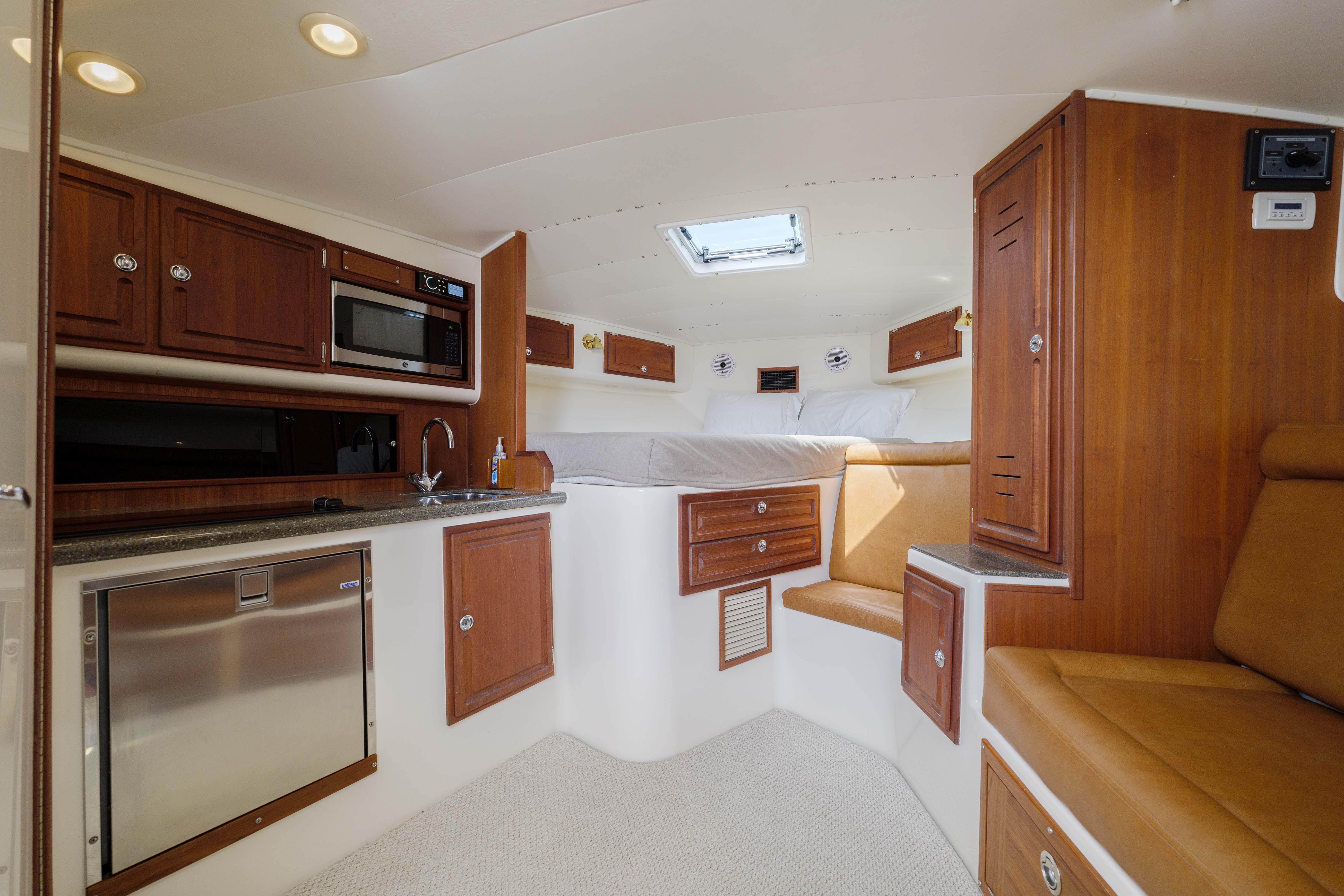 Carolina Classic 35 Double Eagle III - Interior Cabin