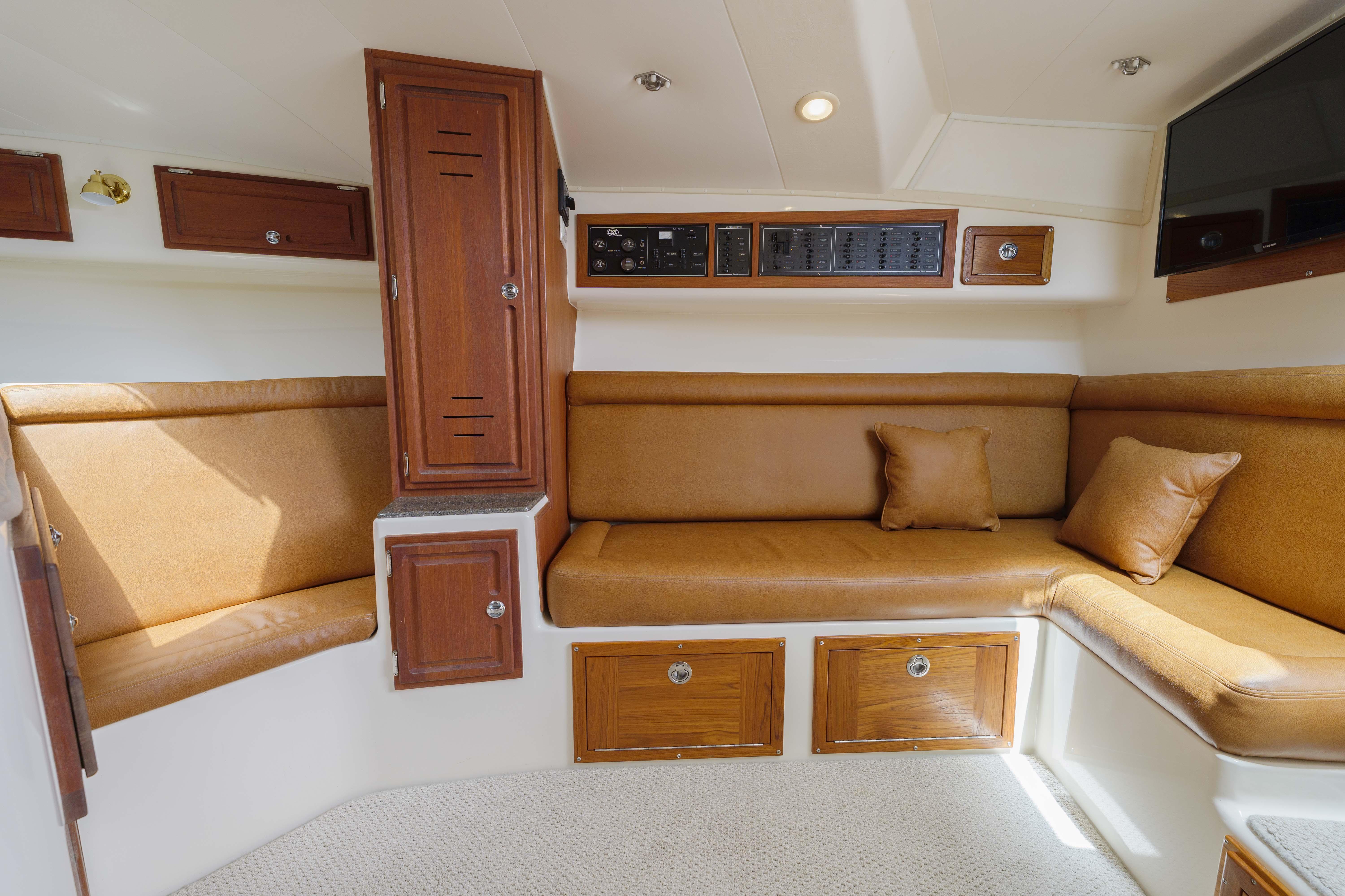 Carolina Classic 35 Double Eagle III - Interior Cabin