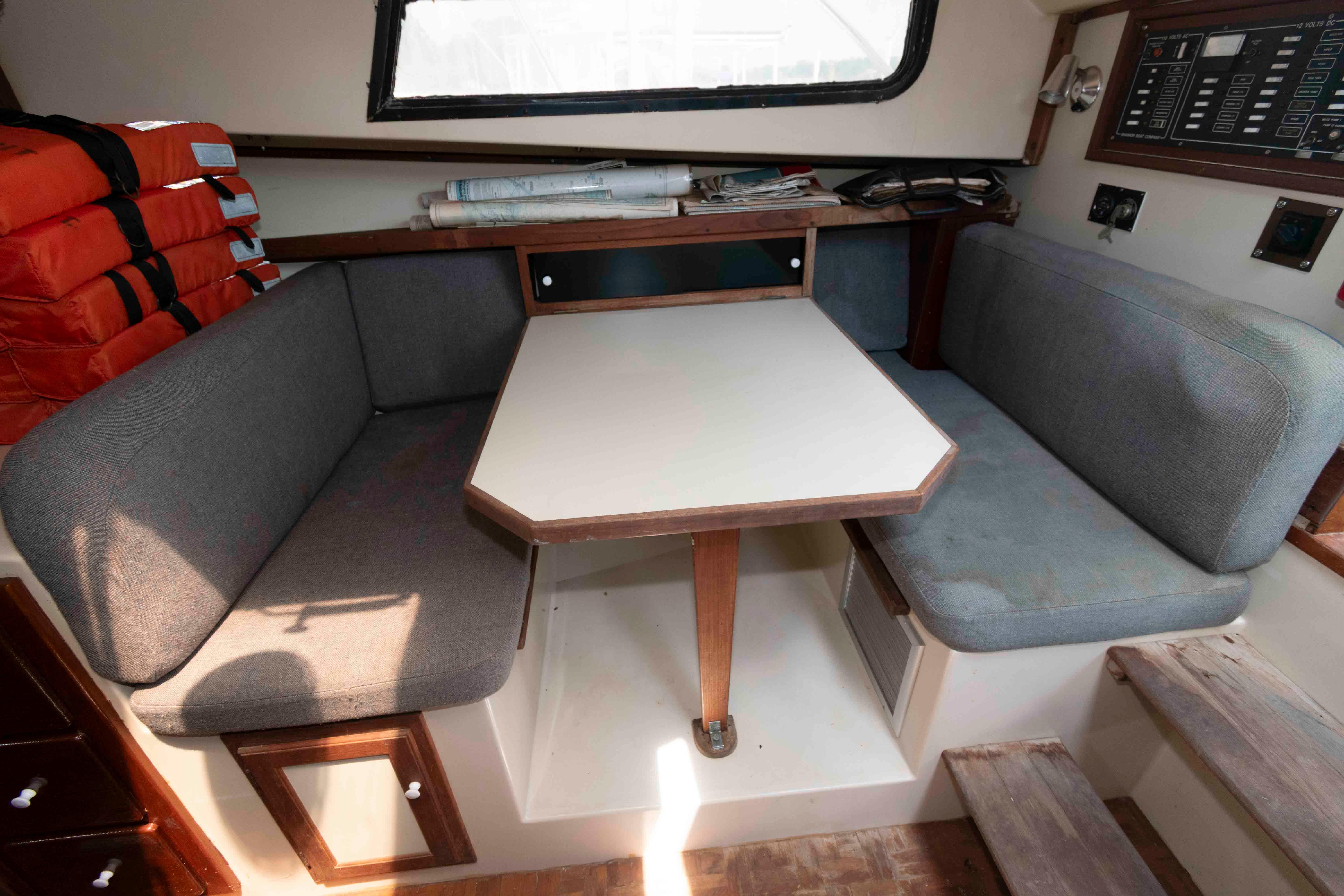 Knot 10 Yacht Sales