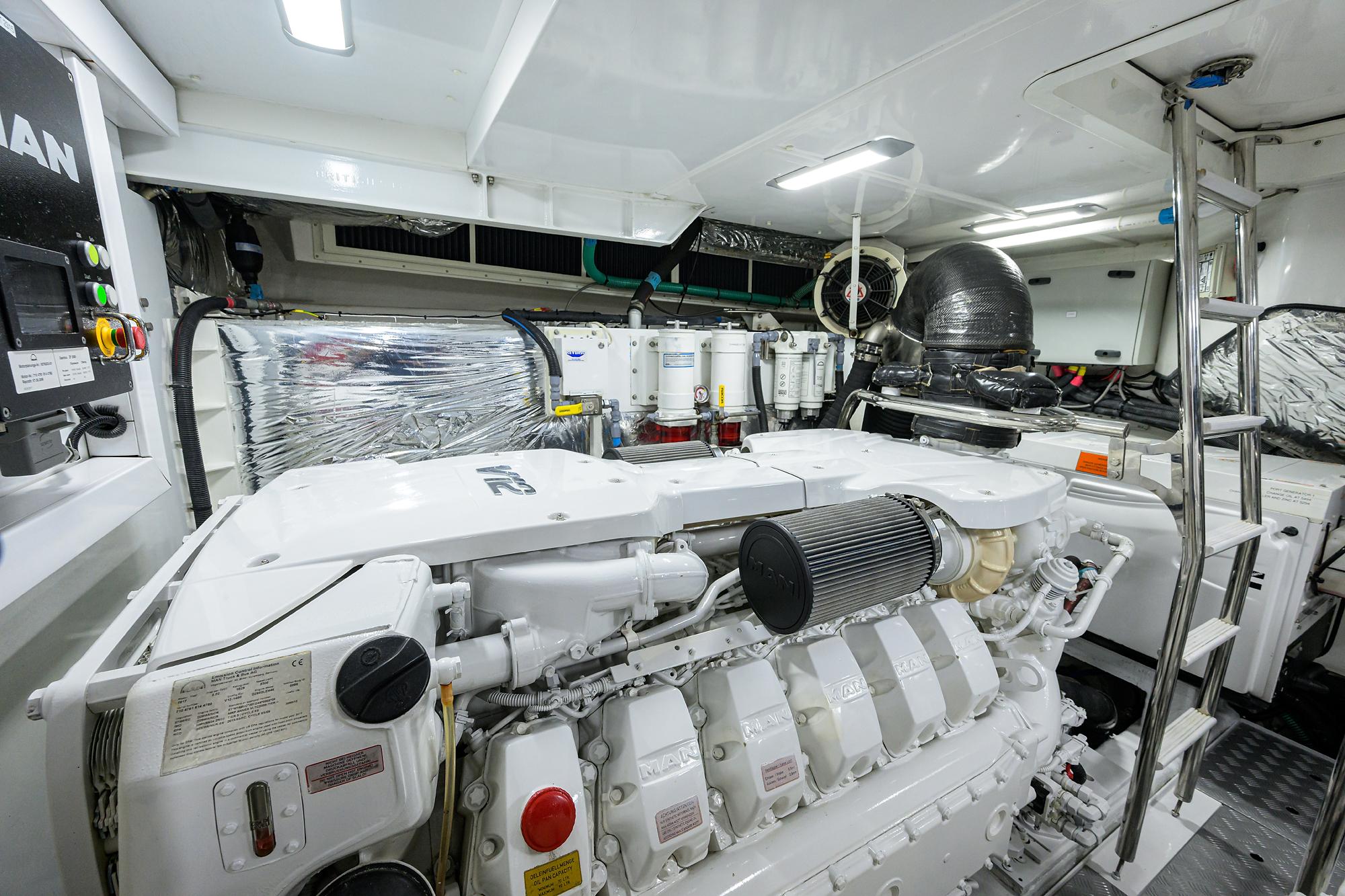 Princess S65 Gallant Lady - Engine Room