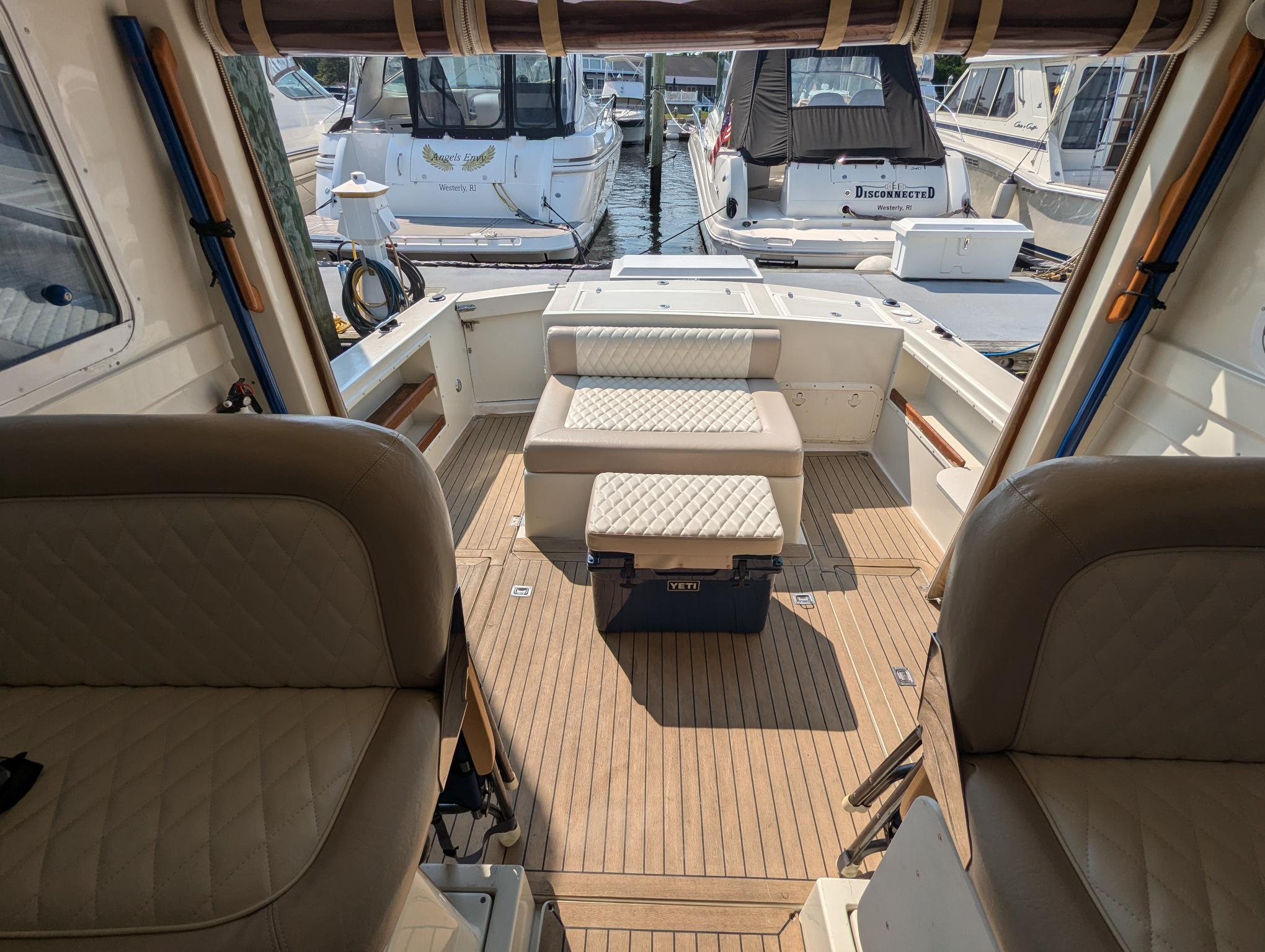 2000 Hunt Yachts 28 Express-12
