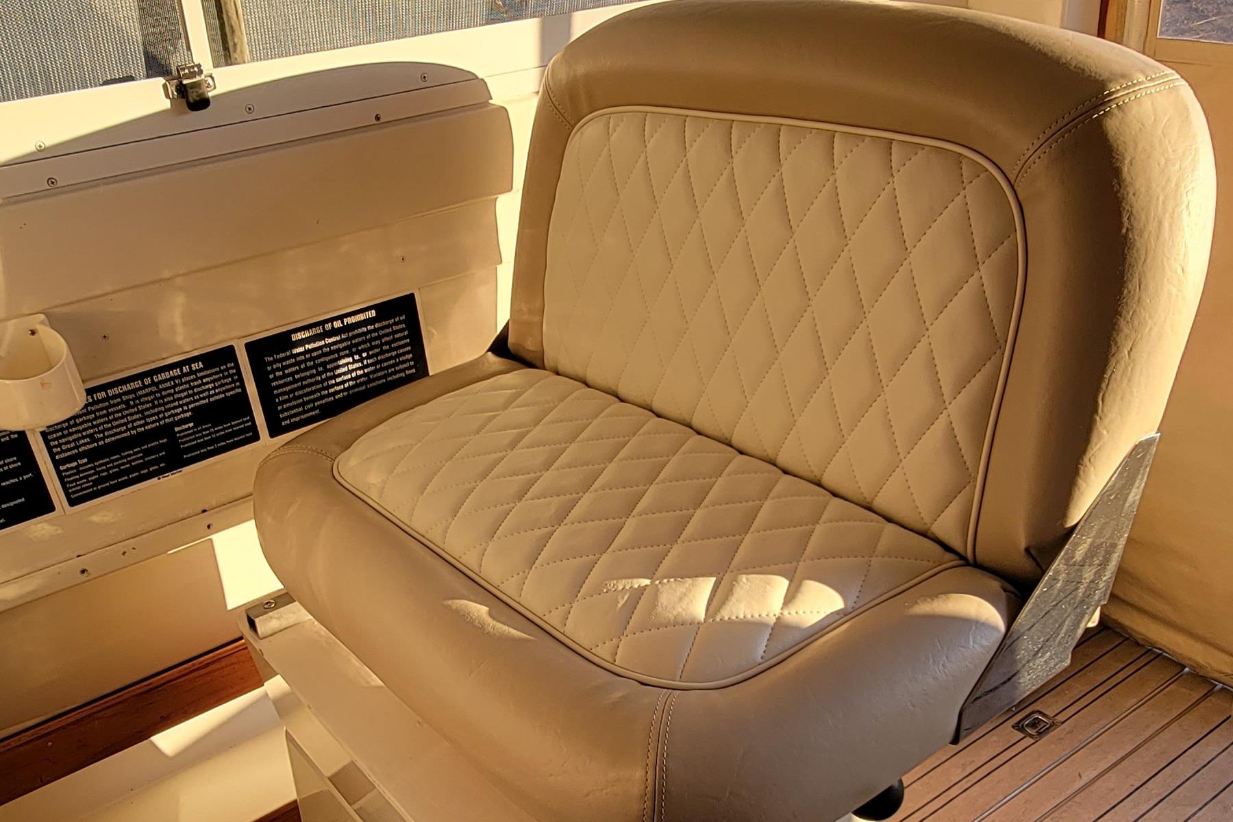2000 Hunt Yachts 28 Express-23