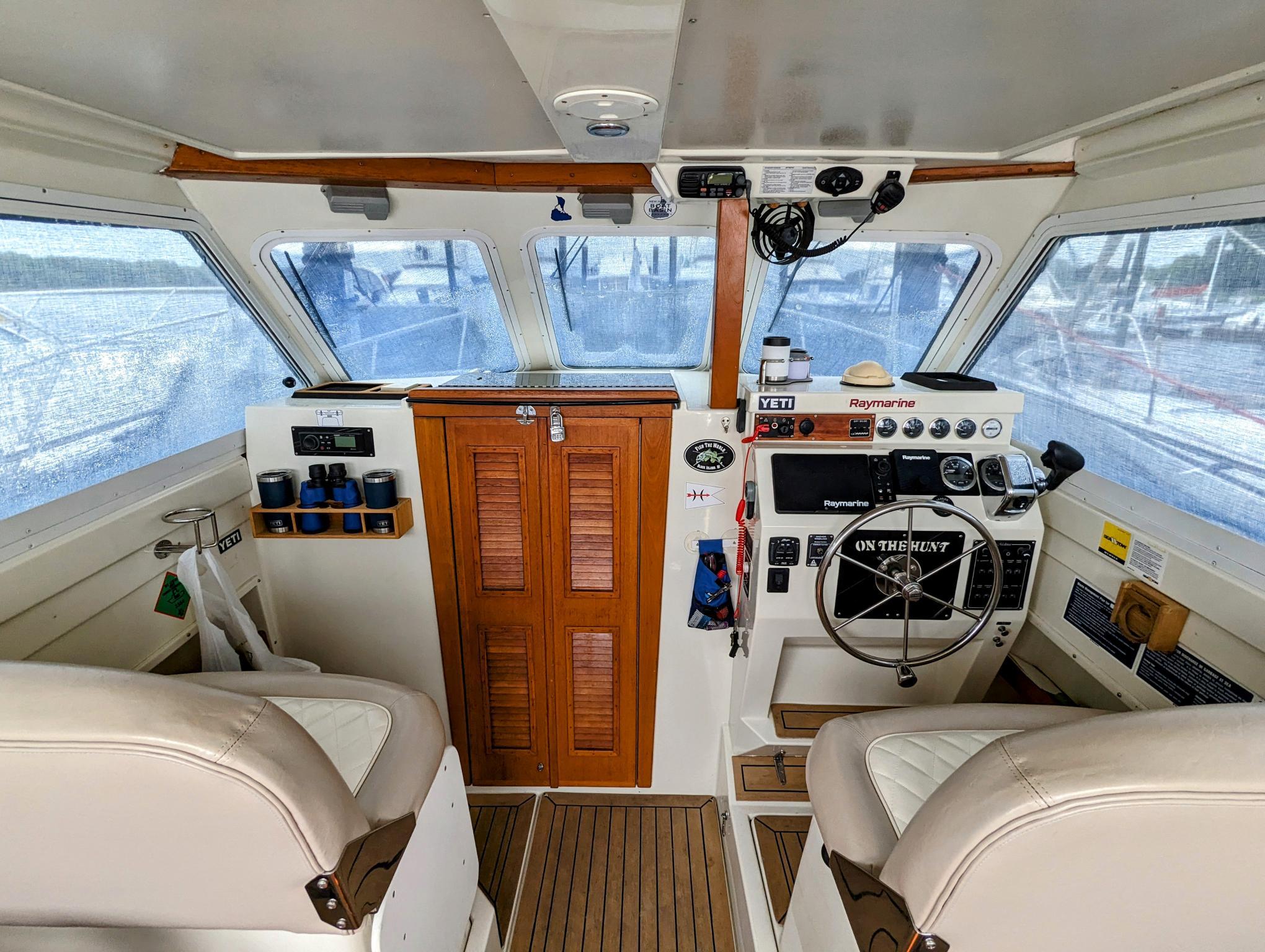 2000 Hunt Yachts 28 Express-18