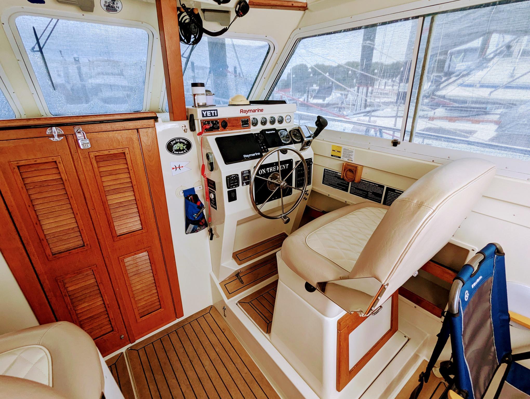 2000 Hunt Yachts 28 Express-19