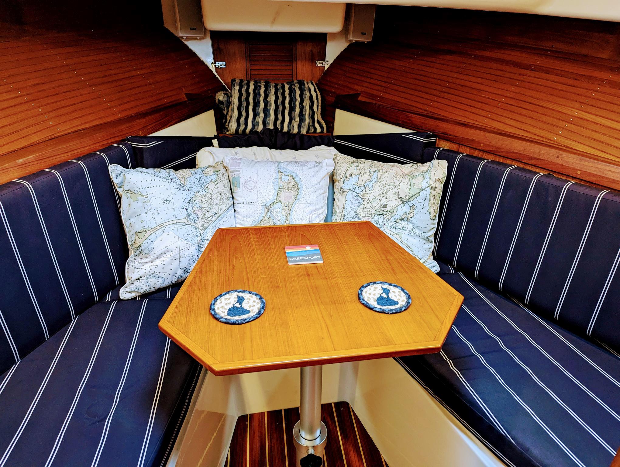 2000 Hunt Yachts 28 Express-32