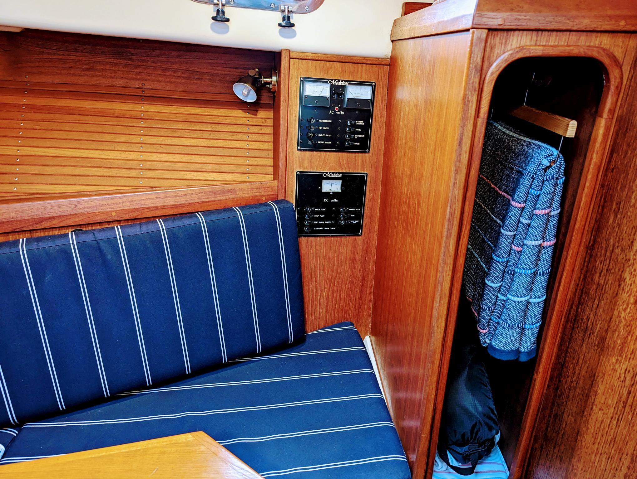2000 Hunt Yachts 28 Express-31