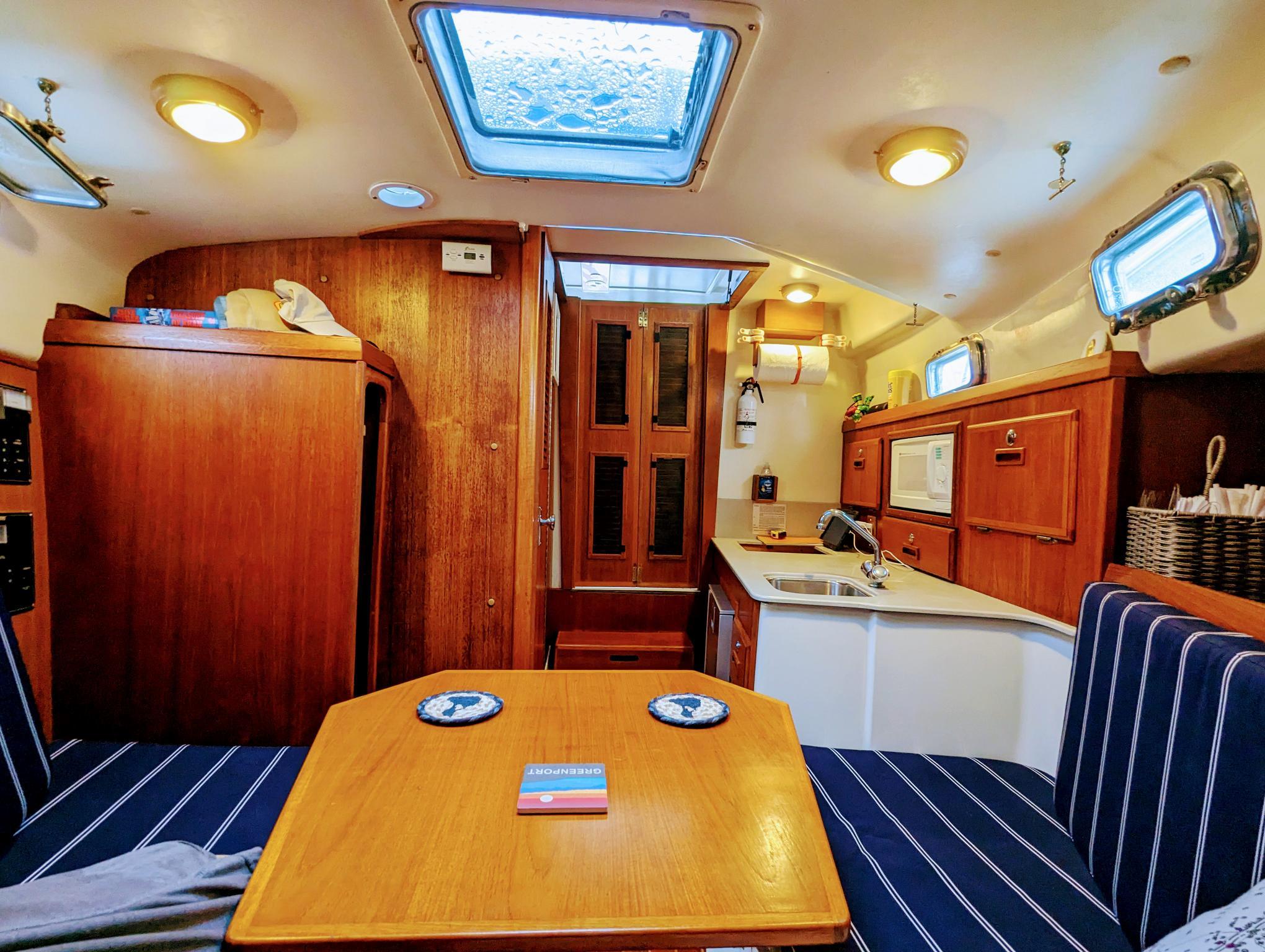 2000 Hunt Yachts 28 Express-26
