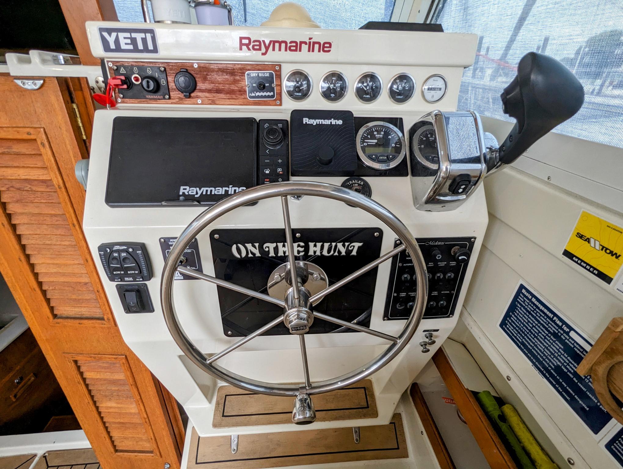 2000 Hunt Yachts 28 Express-21