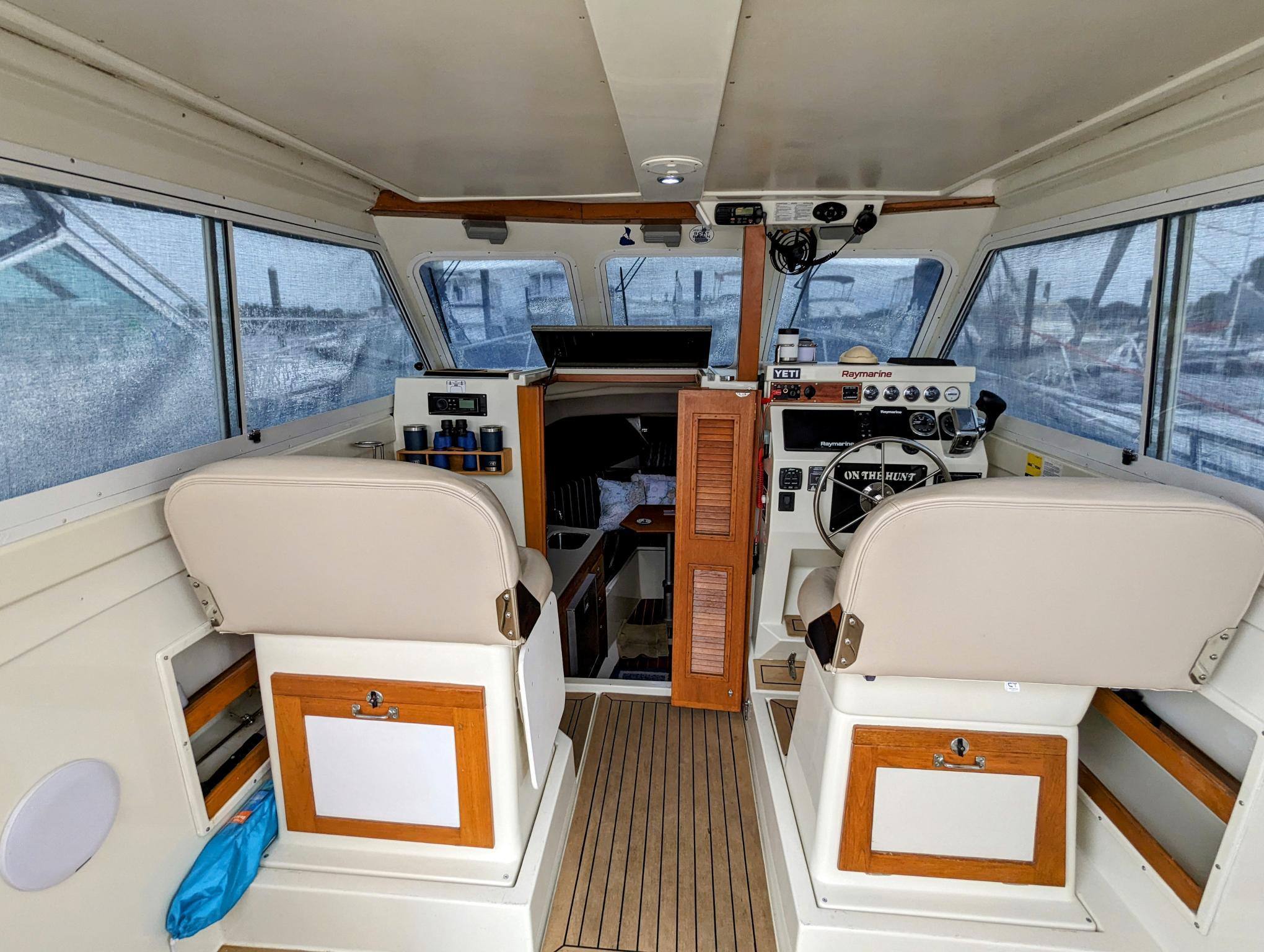 2000 Hunt Yachts 28 Express-17