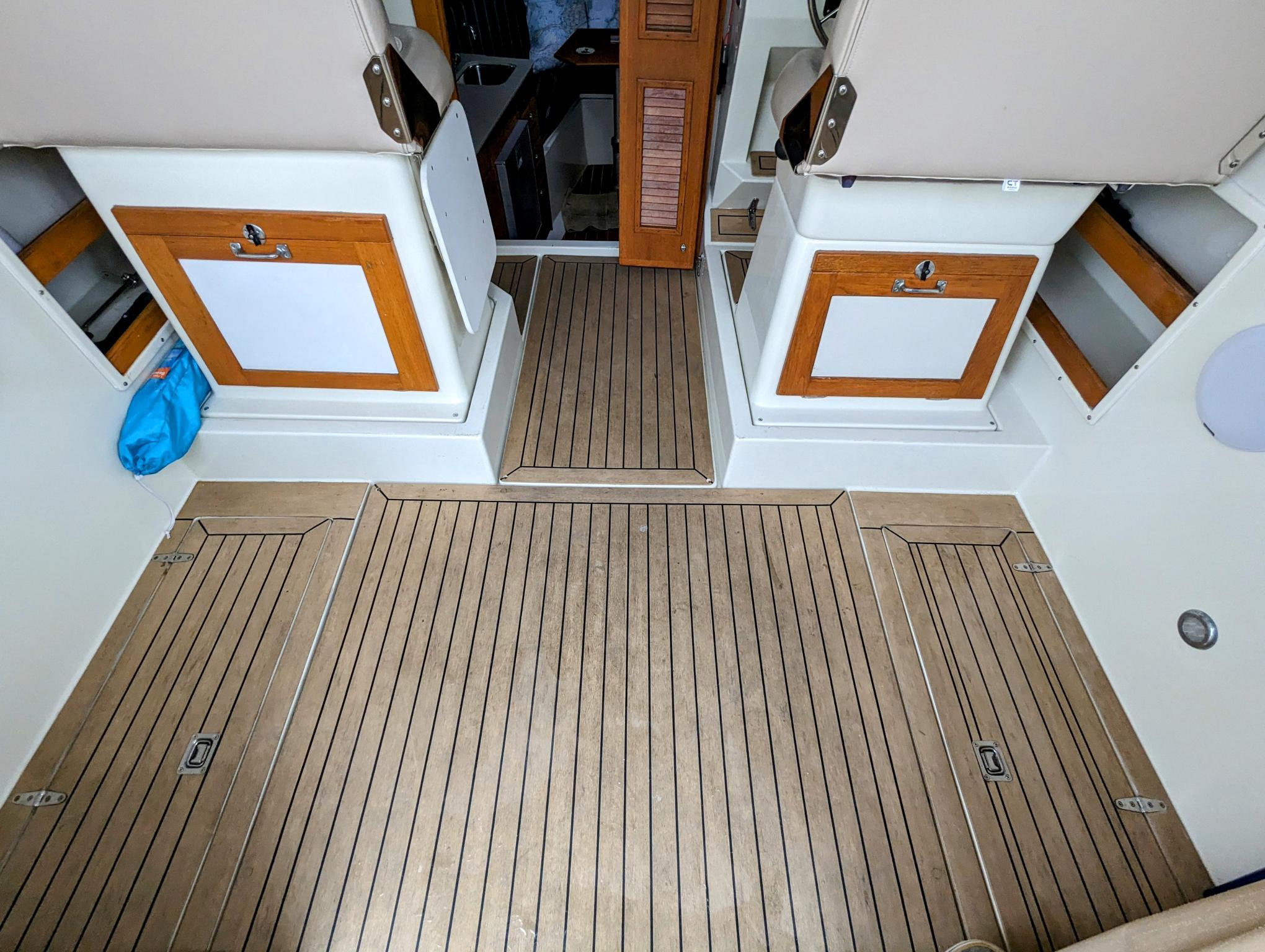 2000 Hunt Yachts 28 Express-15