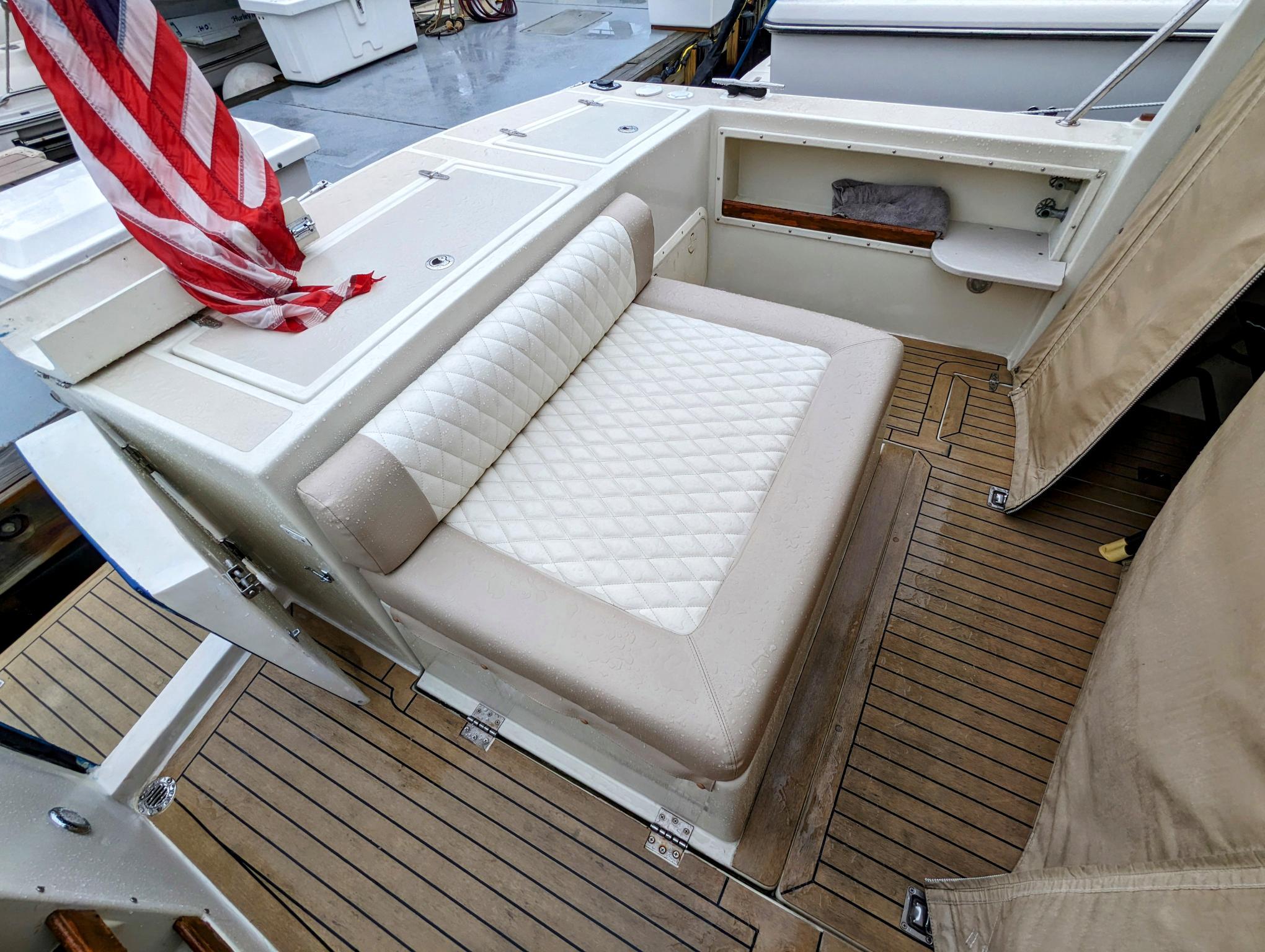 2000 Hunt Yachts 28 Express-14