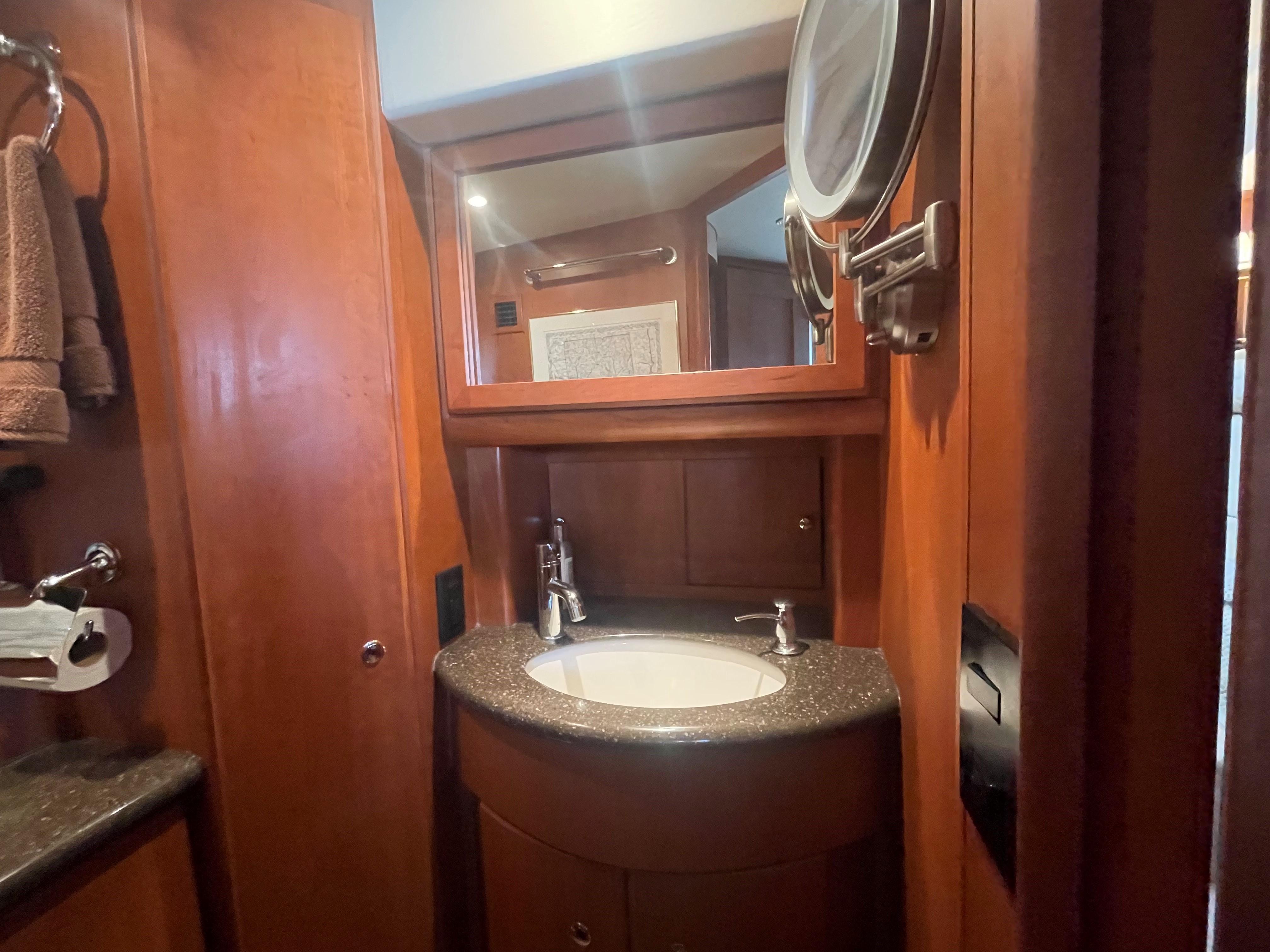 45 Silverton 39 Motor Yacht - head