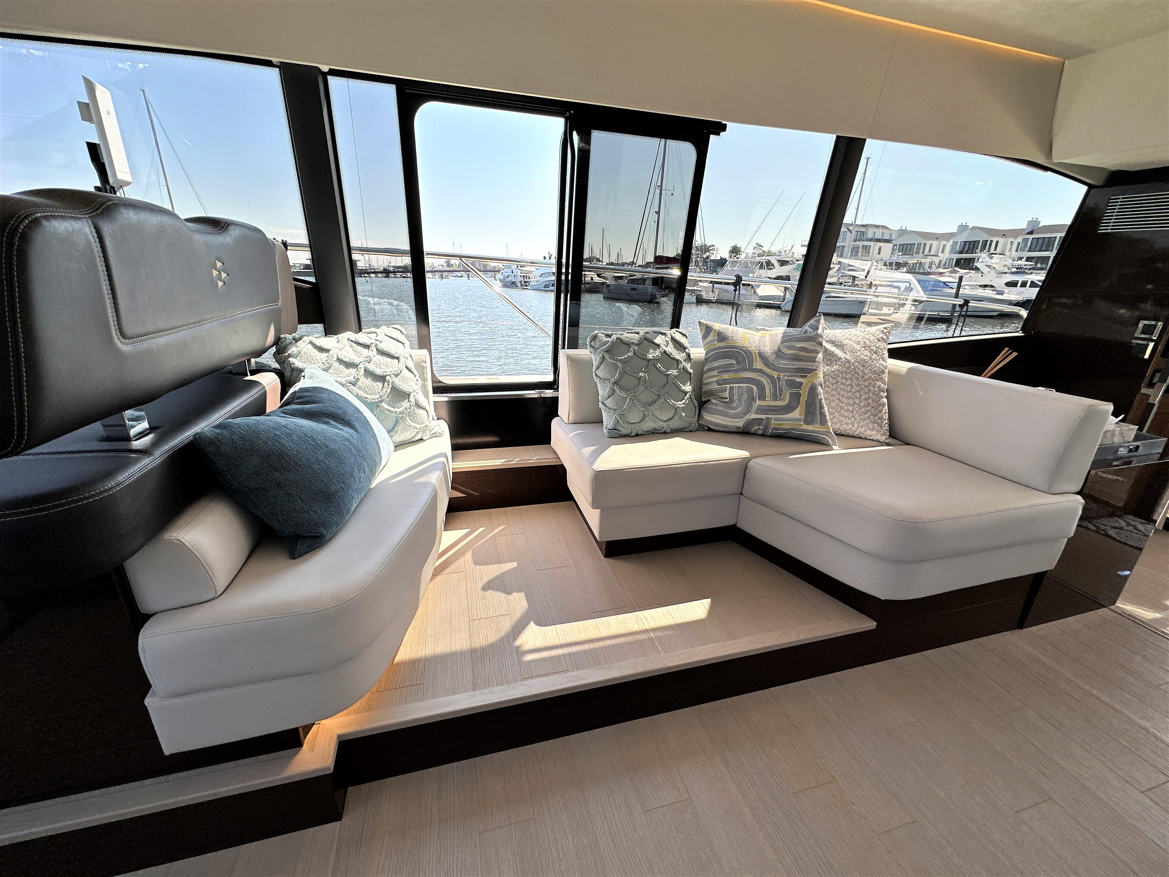 2022 Prestige Yachts 590 Fly