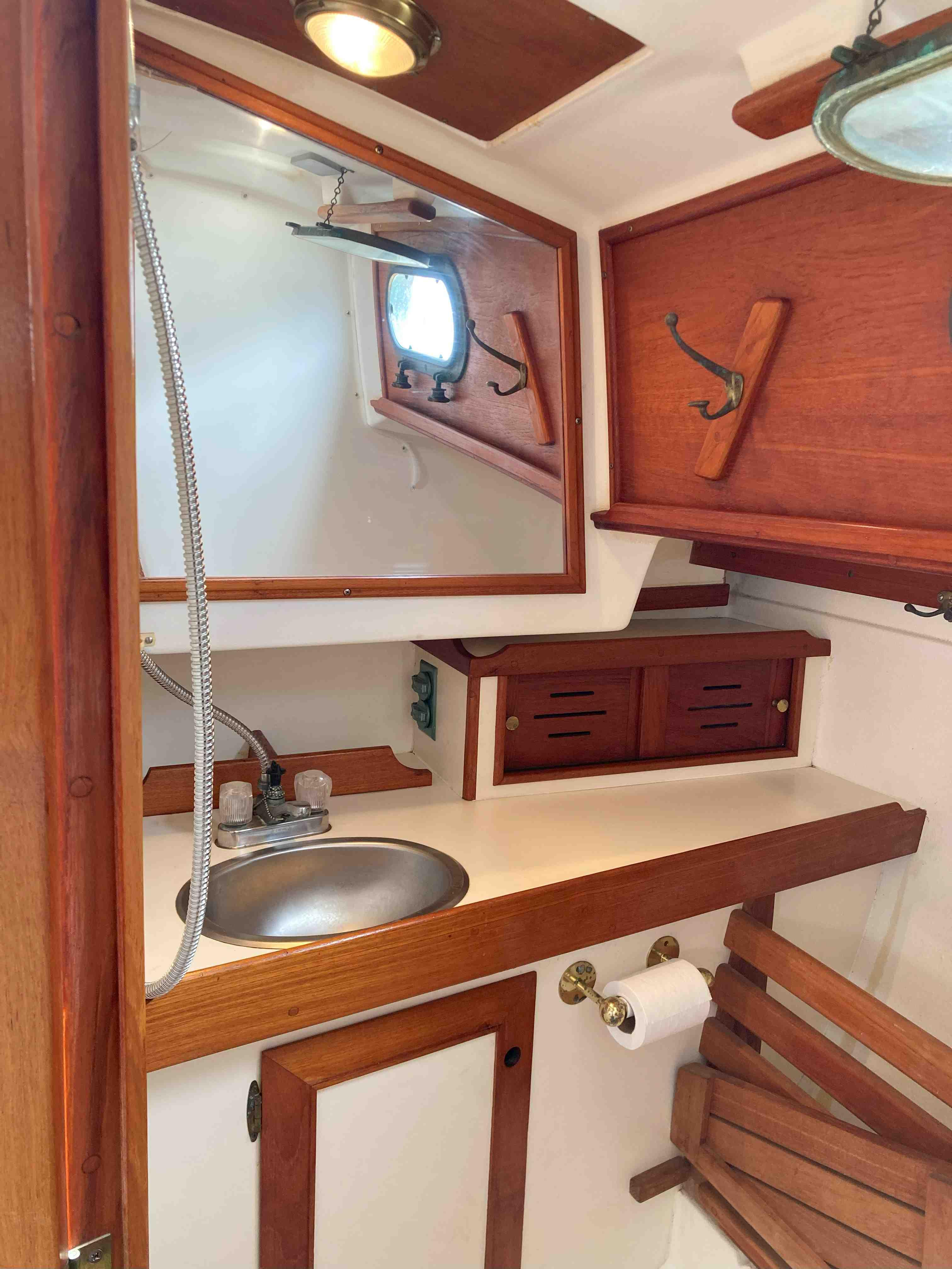 Image [40] of 1985 Cape Dory 31