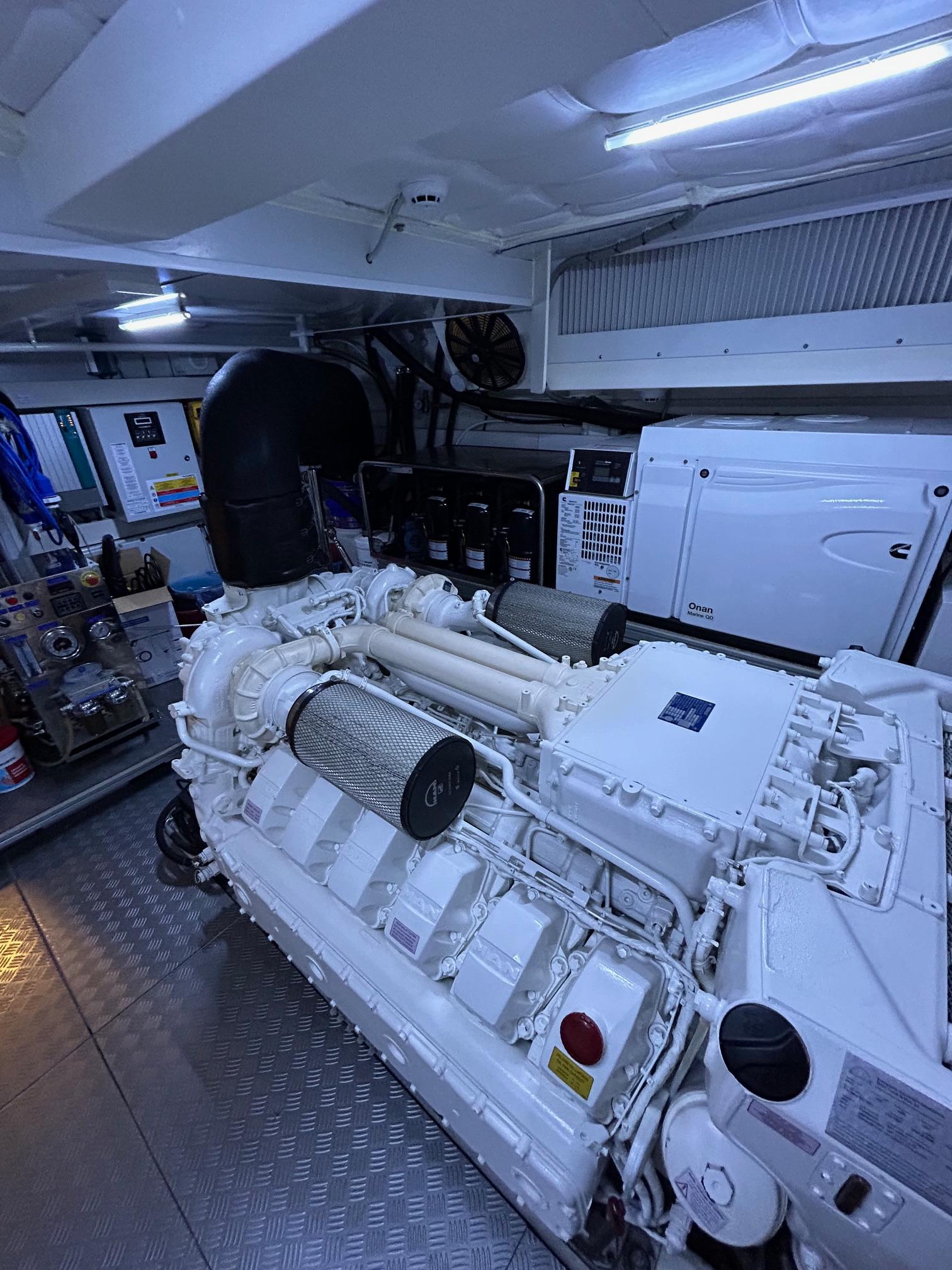2021 Ferretti Yachts 73 