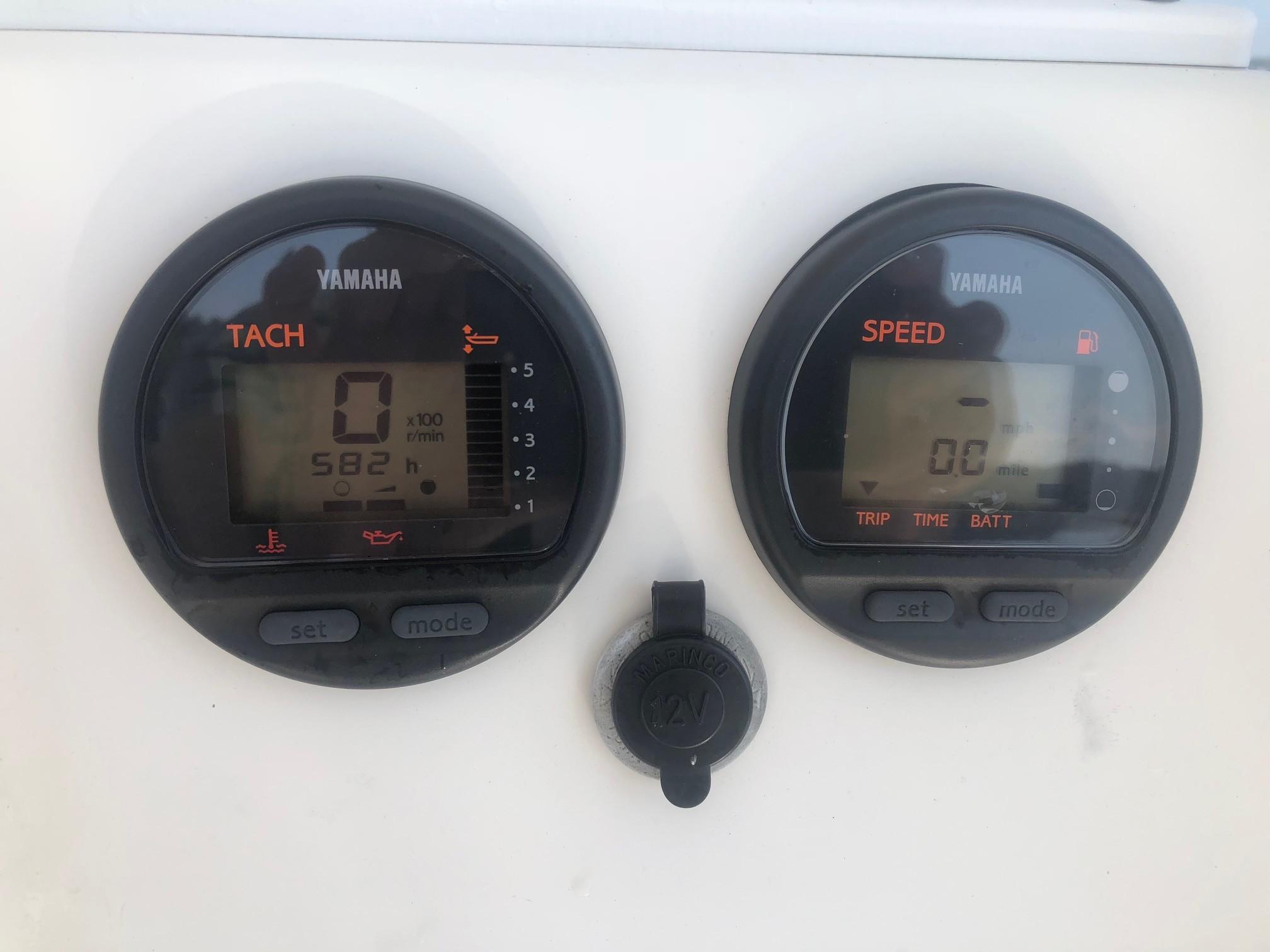 2004 Regulator 24 Forward Seating