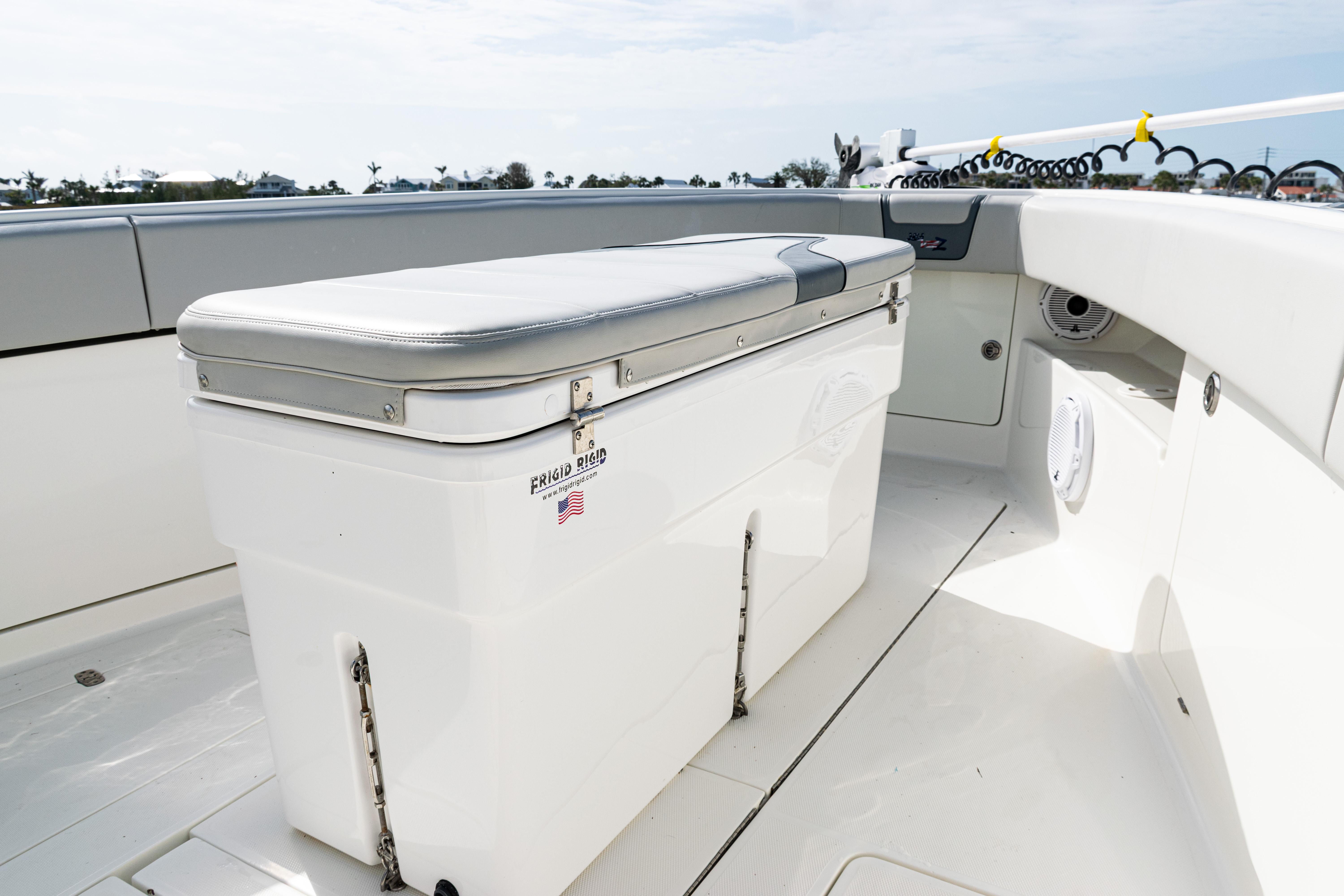 SeaVee-390Z 2015 -FL-US-2015 SeaVee 390Z boat deck with cushioned storage bench.-9741010 | Thumbnail