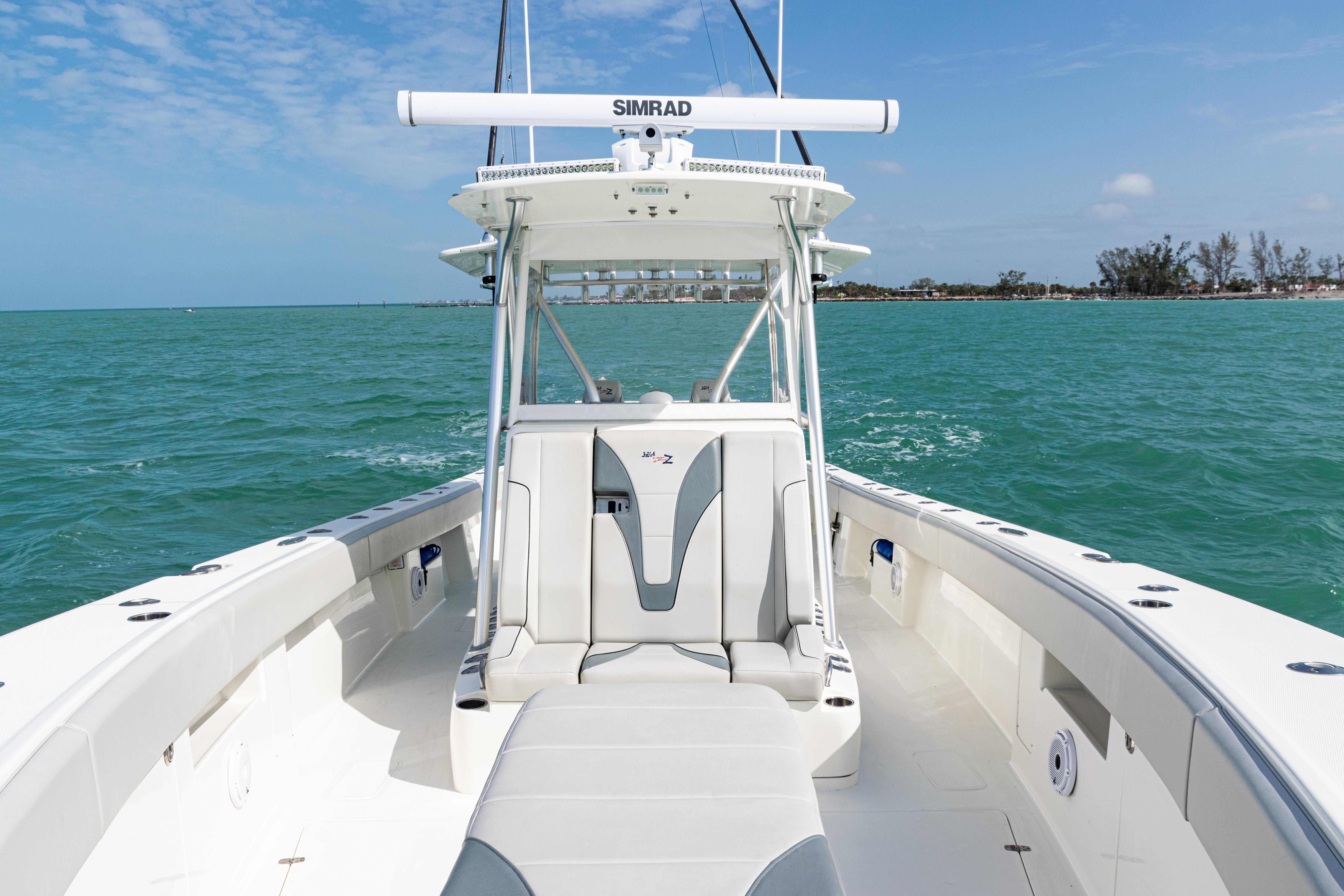 SeaVee-390Z 2015 -FL-US-2015 SeaVee 390Z boat on turquoise water, featuring a sleek design and Simrad electronics.-9741010 | Thumbnail