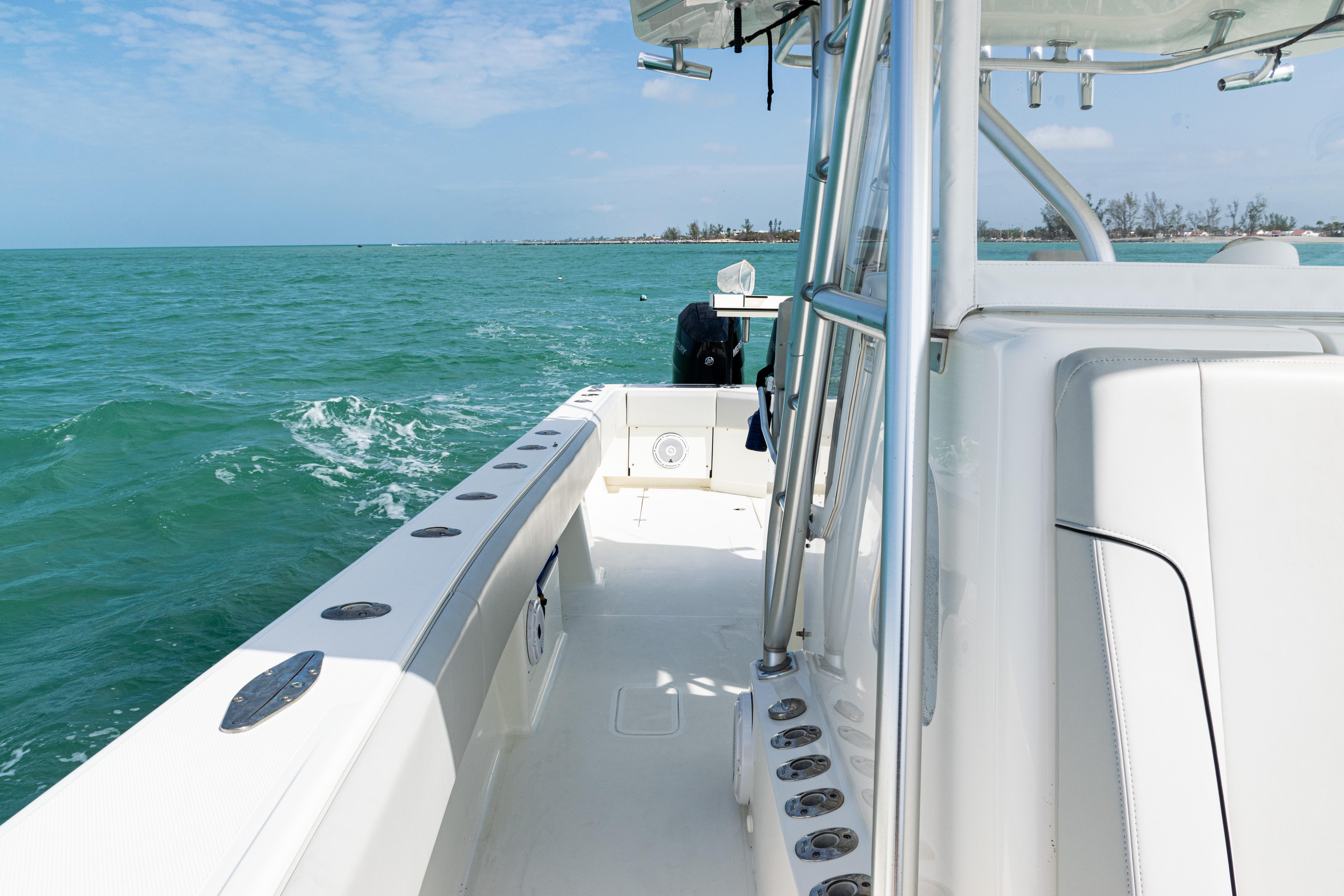 SeaVee-390Z 2015 -FL-US-2015 SeaVee 390Z boat cruising on turquoise waters under a clear blue sky.-9741010 | Thumbnail