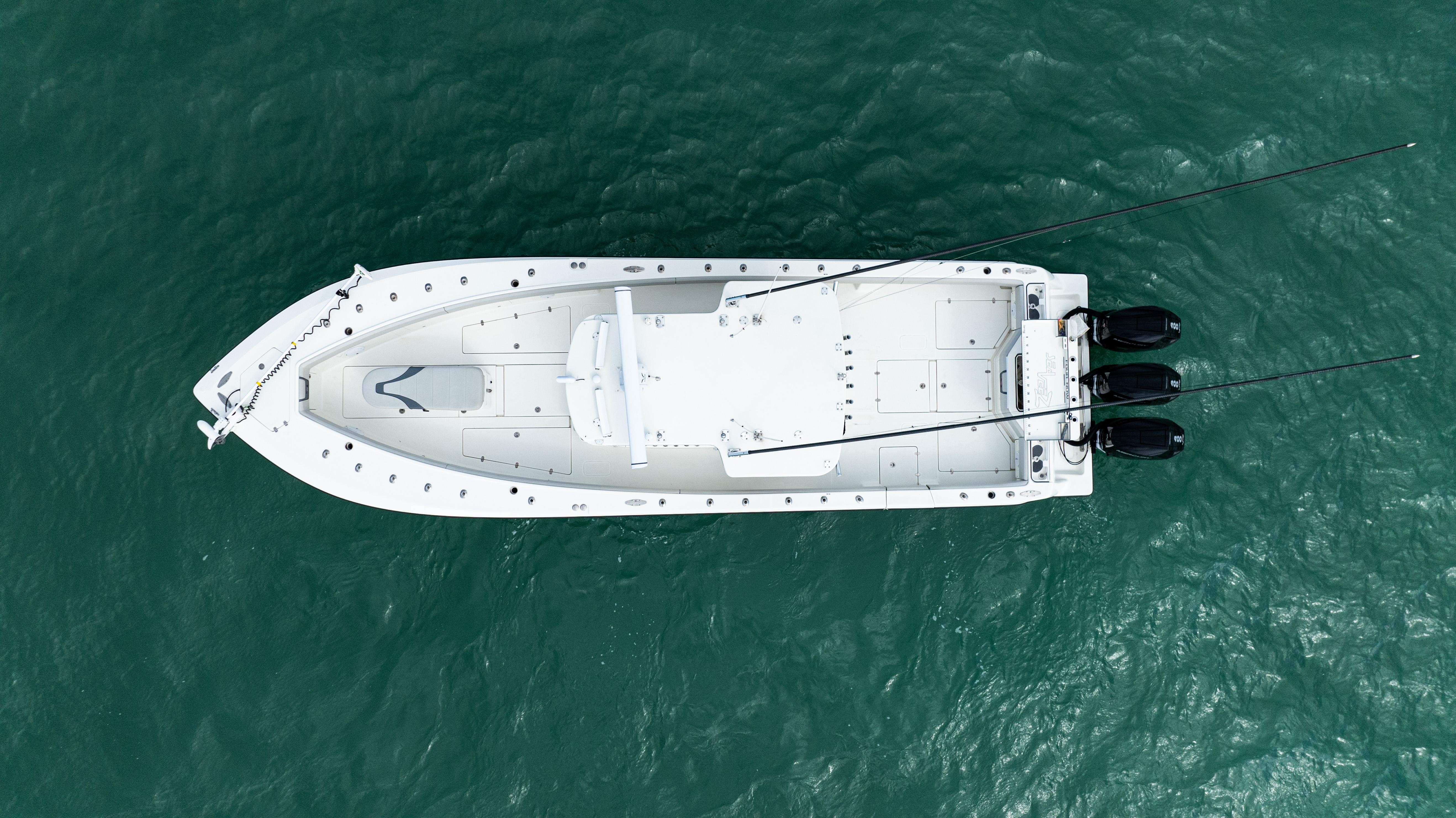 SeaVee-390Z 2015 -FL-US-Aerial view of 2015 SeaVee 390Z boat on open water.-9741010 | Thumbnail