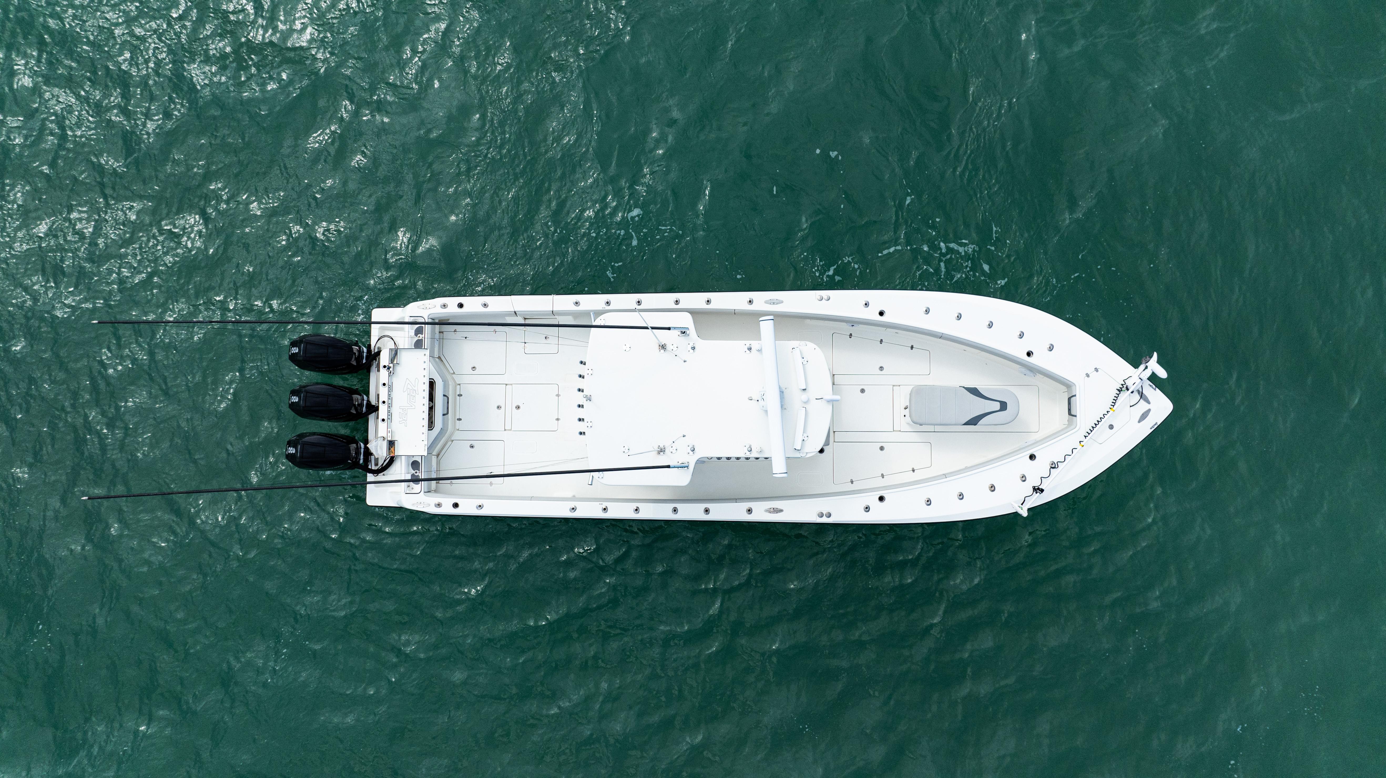 SeaVee-390Z 2015 -FL-US-Aerial view of 2015 SeaVee 390Z boat on open water.-9741010 | Thumbnail